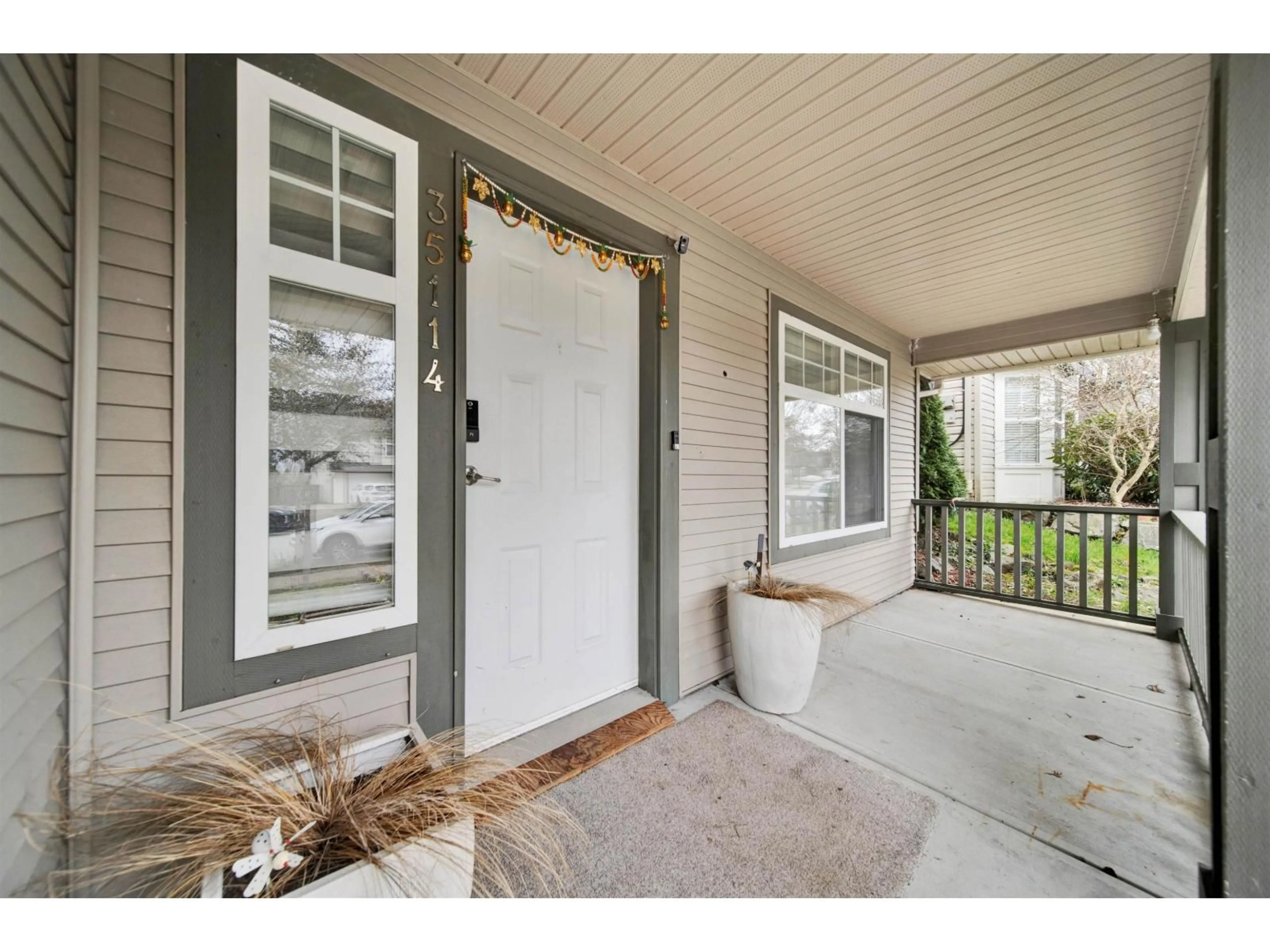 Indoor entryway for 35114 LABURNUM AVENUE, Abbotsford British Columbia V2S8K3
