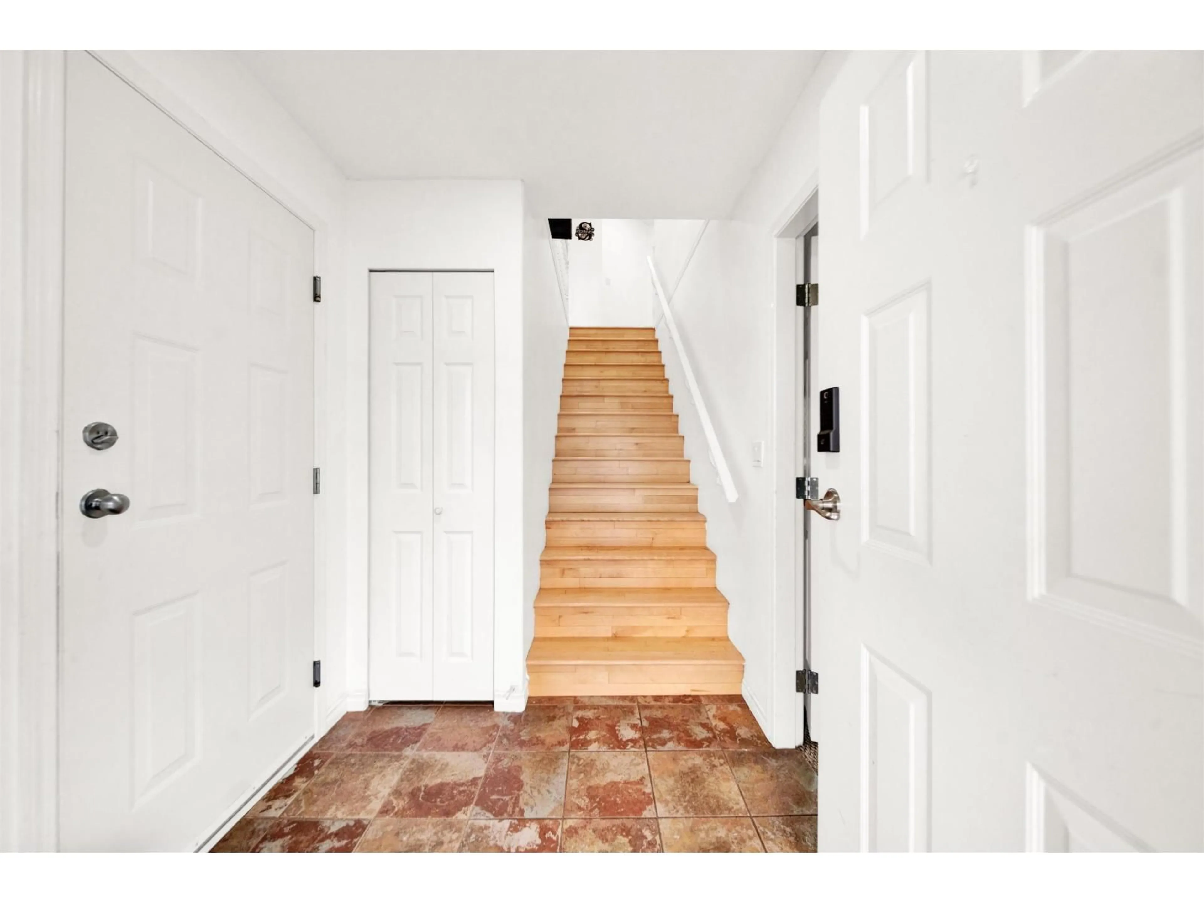 Indoor entryway for 35114 LABURNUM AVENUE, Abbotsford British Columbia V2S8K3