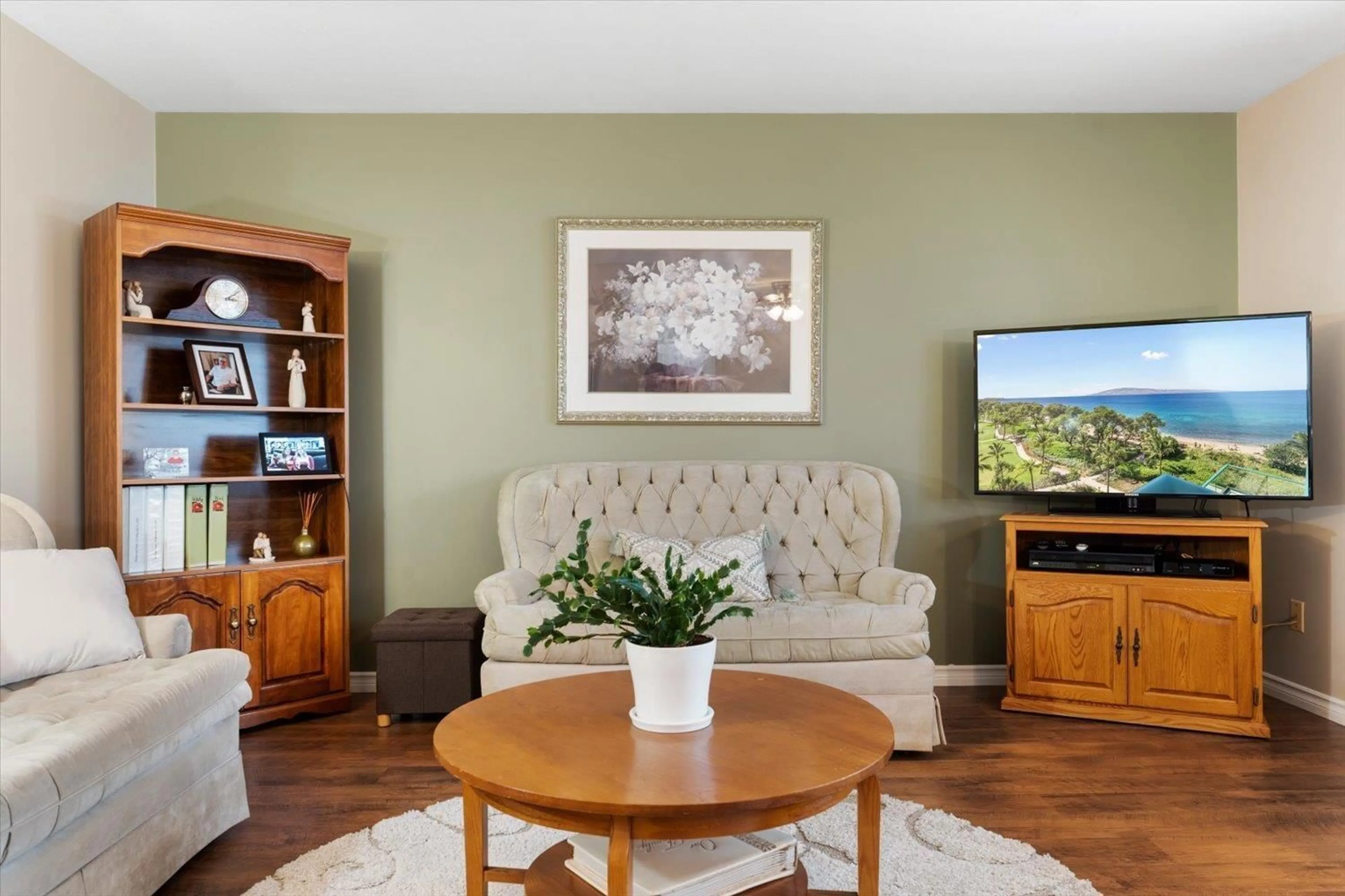 Living room with furniture, wood/laminate floor for 35 - 7455 HURON STREET, Chilliwack British Columbia V2R3T9