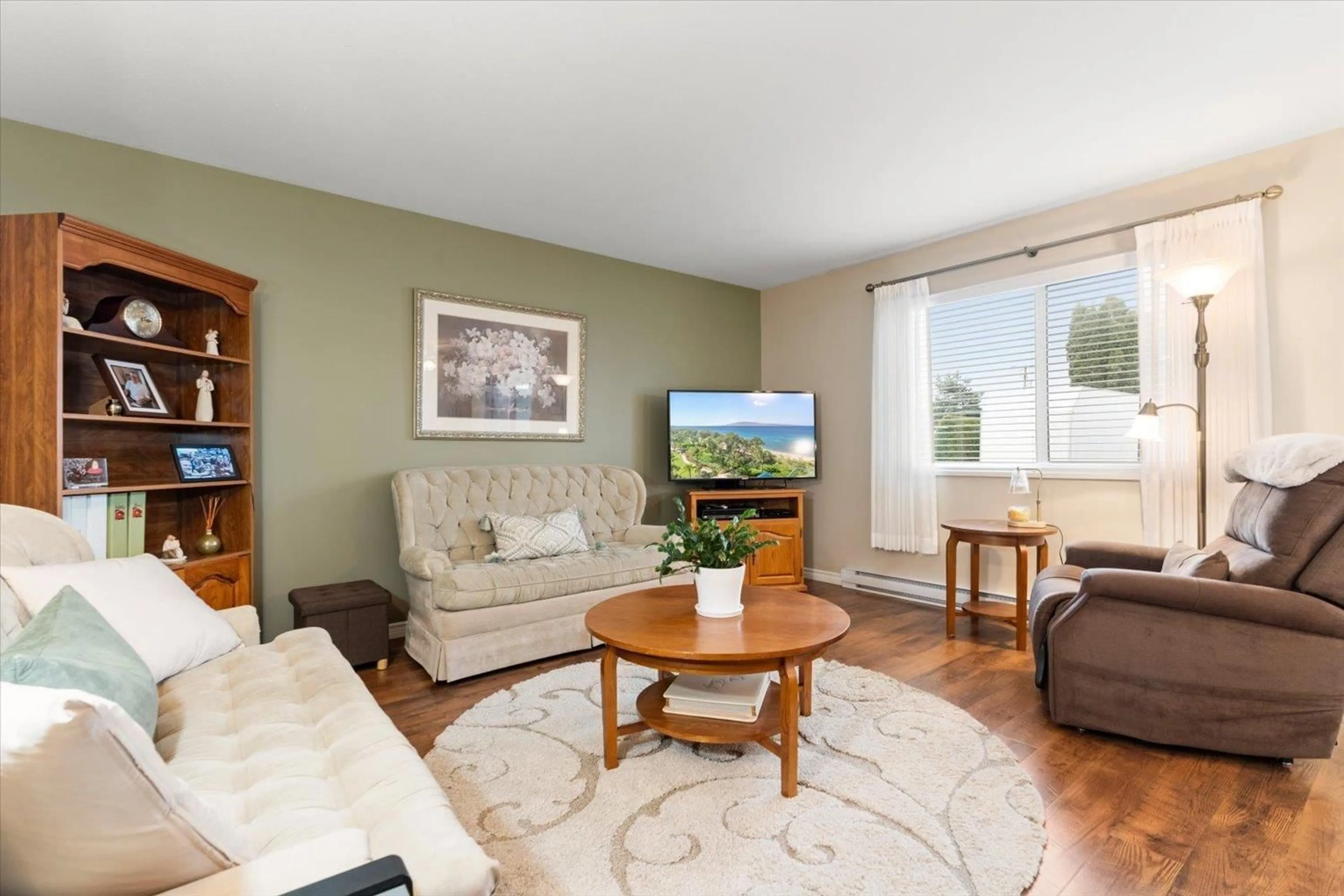 Living room with furniture, wood/laminate floor for 35 - 7455 HURON STREET, Chilliwack British Columbia V2R3T9