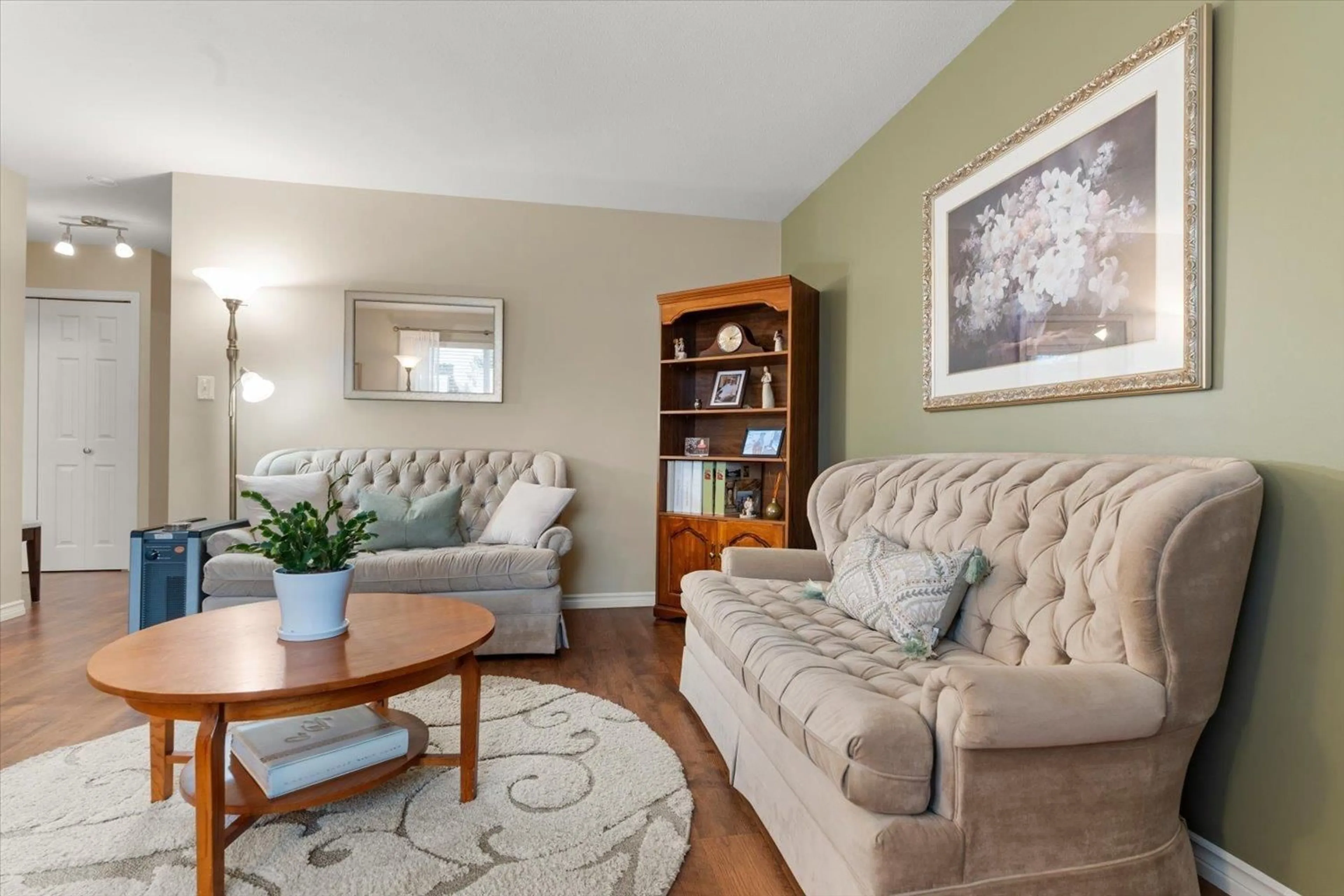 Living room with furniture, wood/laminate floor for 35 - 7455 HURON STREET, Chilliwack British Columbia V2R3T9