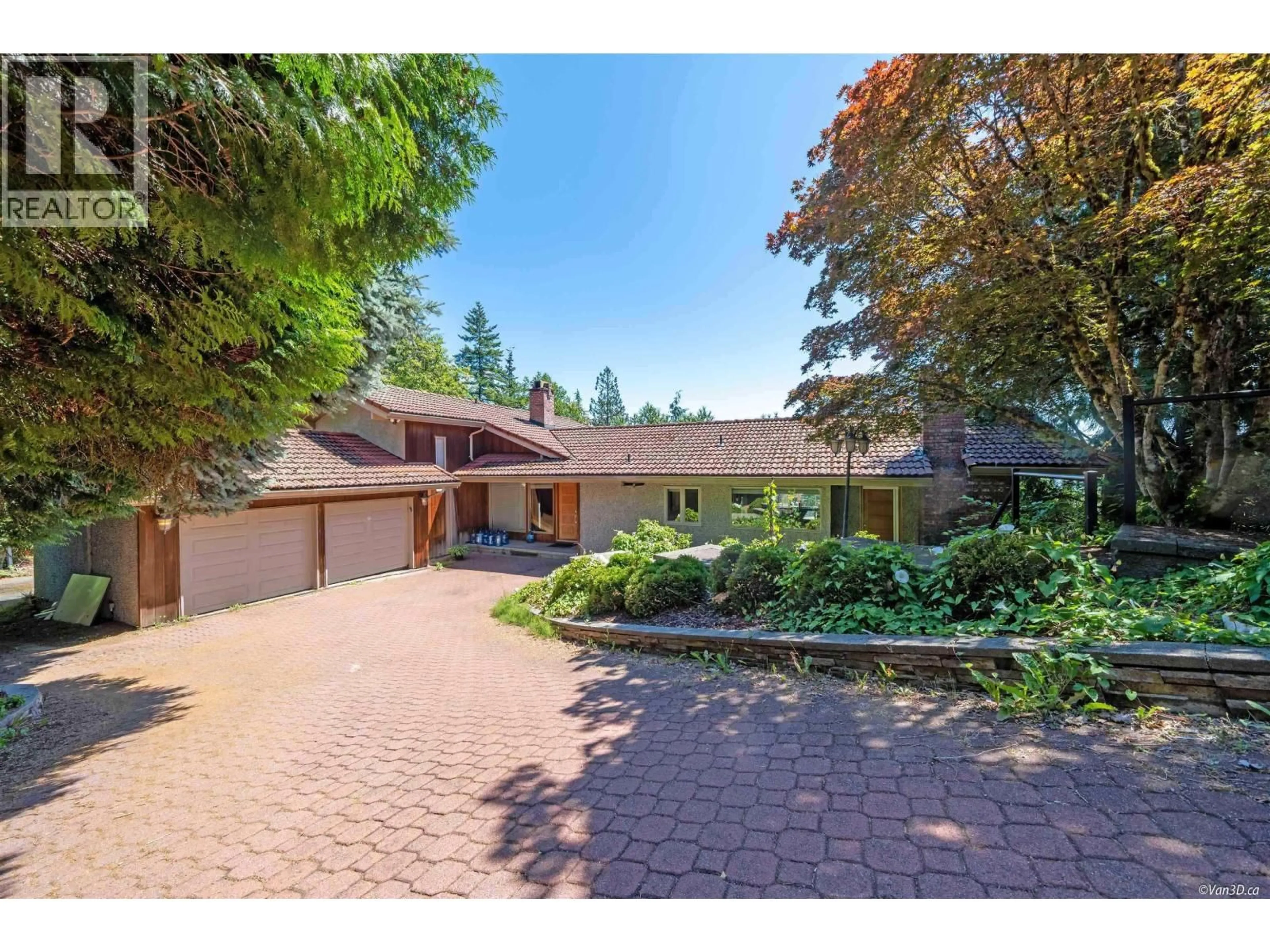 A pic from outside/outdoor area/front of a property/back of a property/a pic from drone, street for 1448 SANDHURST PLACE, West Vancouver British Columbia V7S2P3