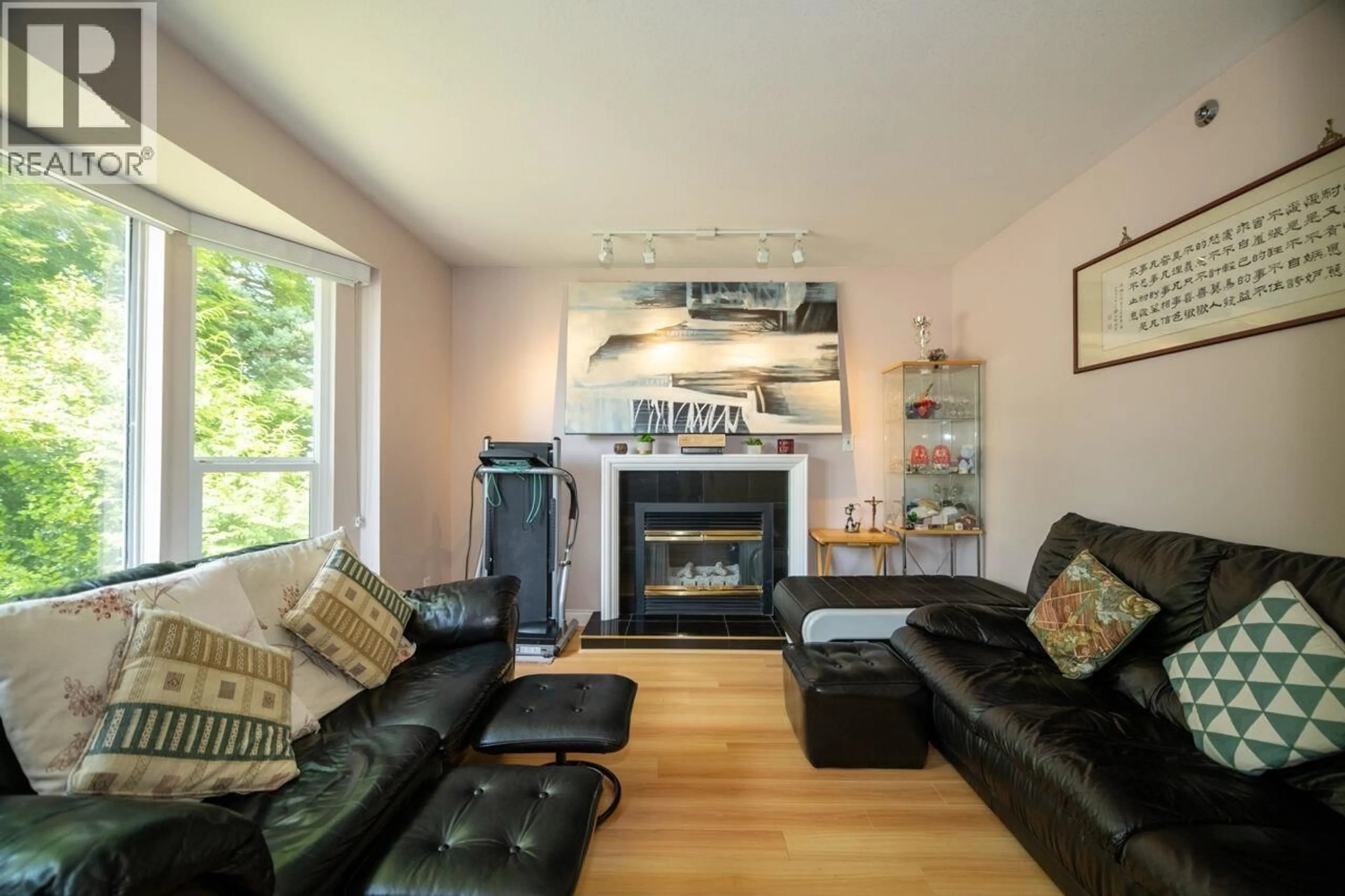 Living room with furniture, wood/laminate floor for 4568 HOY STREET, Vancouver British Columbia V5R4N4