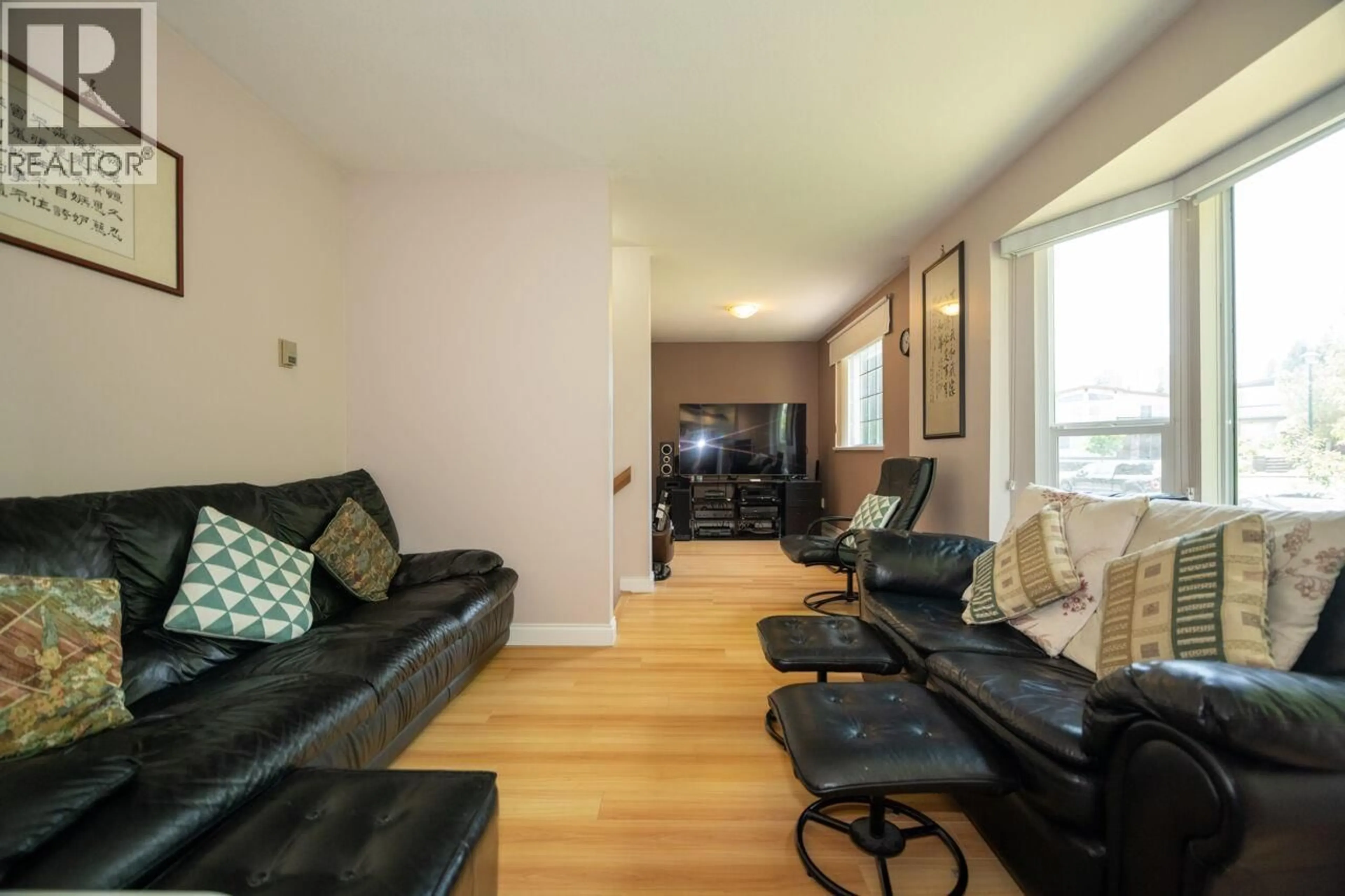 Living room with furniture, wood/laminate floor for 4568 HOY STREET, Vancouver British Columbia V5R4N4