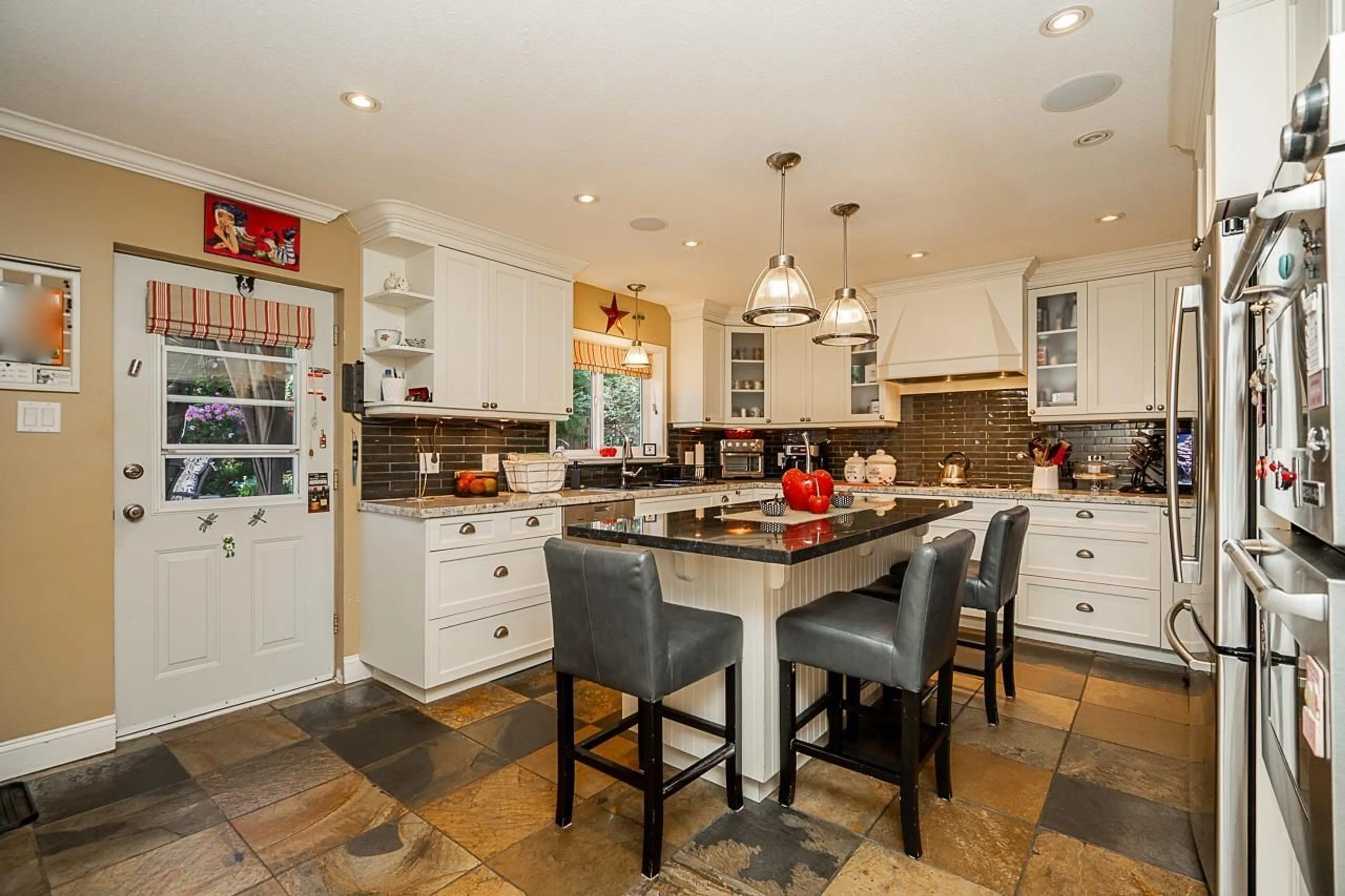 Open concept kitchen, ceramic/tile floor for 1542 128 STREET, Surrey British Columbia V4A3T7