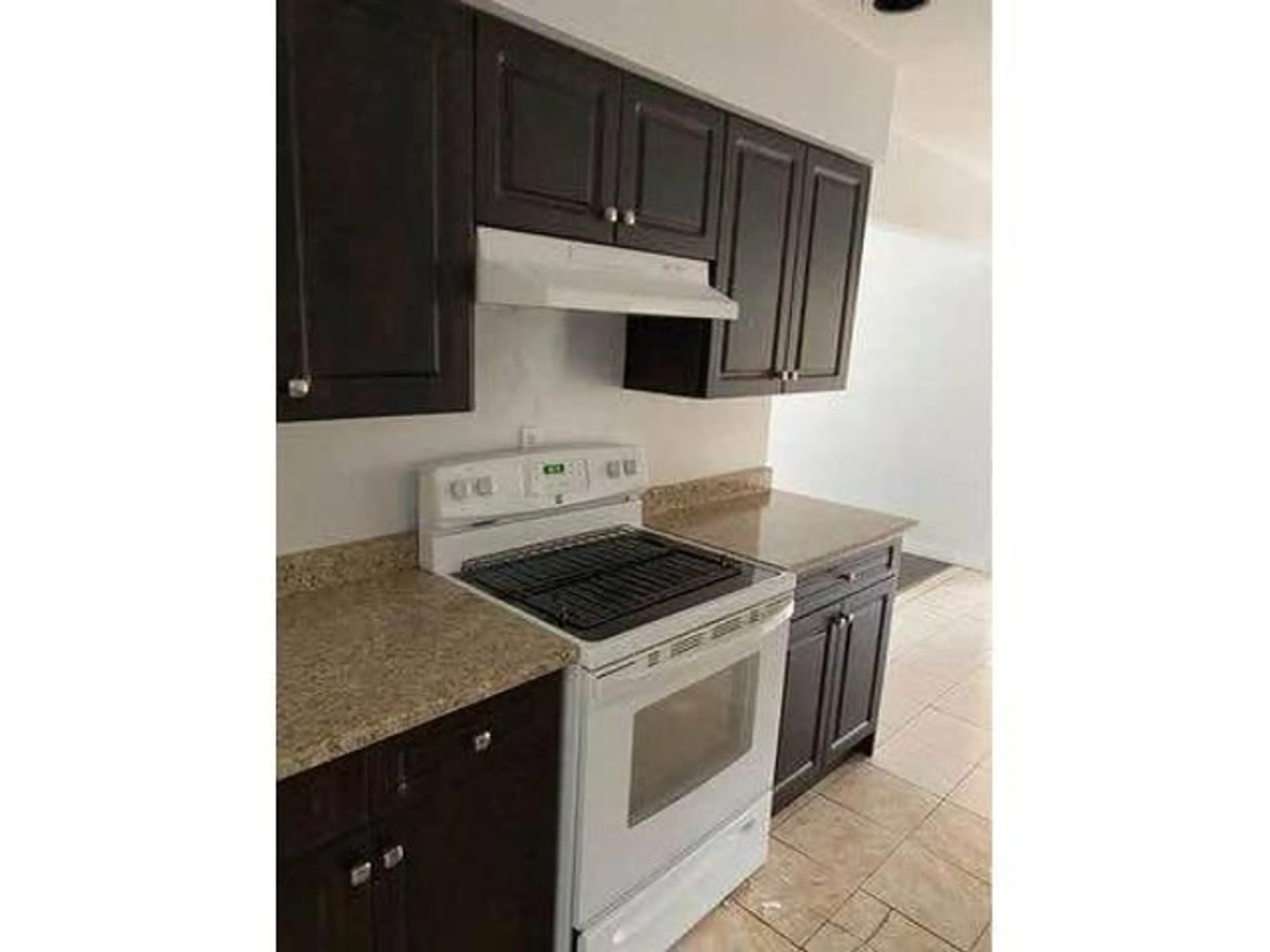 Standard kitchen, ceramic/tile floor for 14860 89 AVENUE, Surrey British Columbia V3R7C4