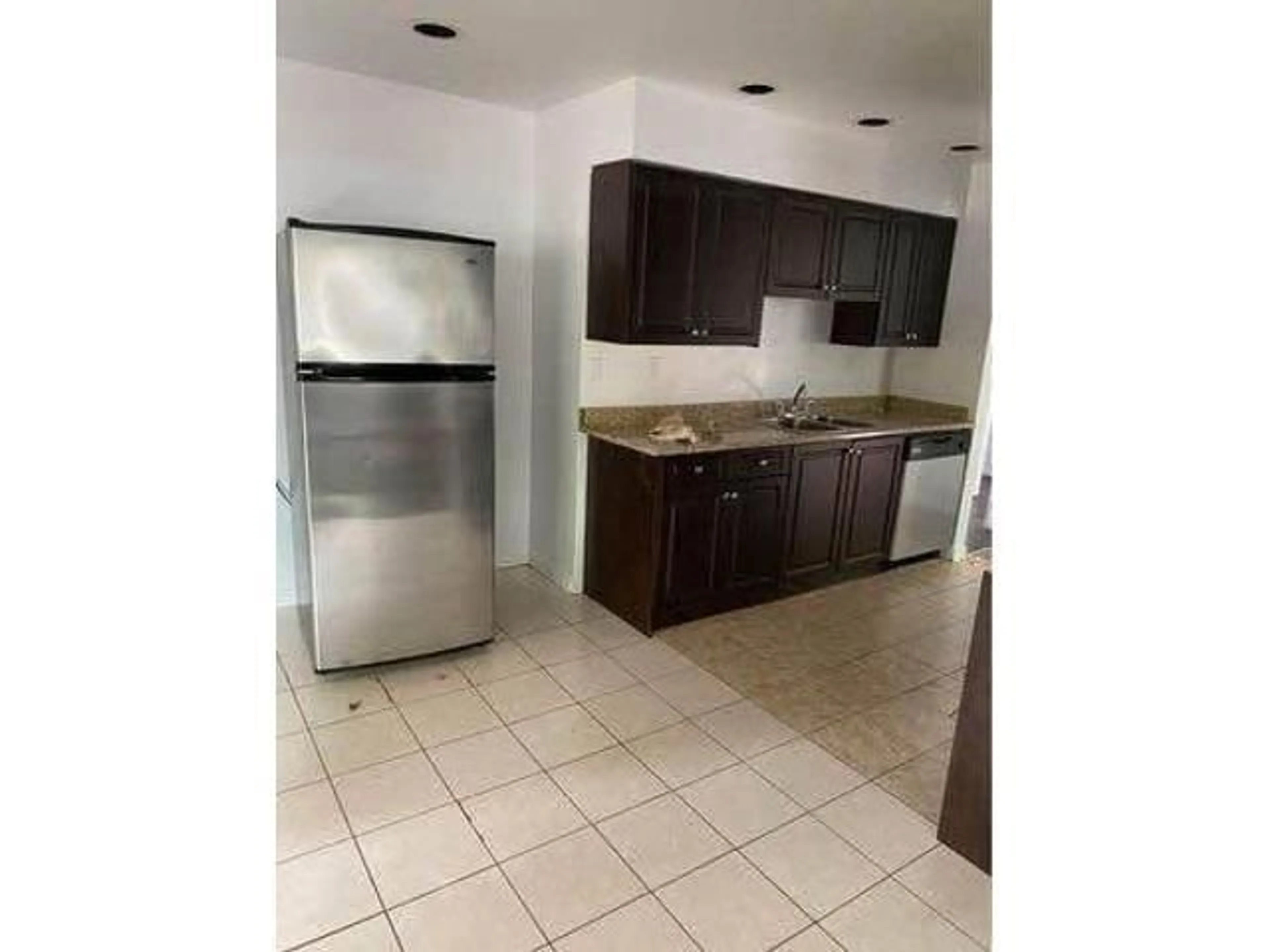 Standard kitchen, unknown for 14860 89 AVENUE, Surrey British Columbia V3R7C4