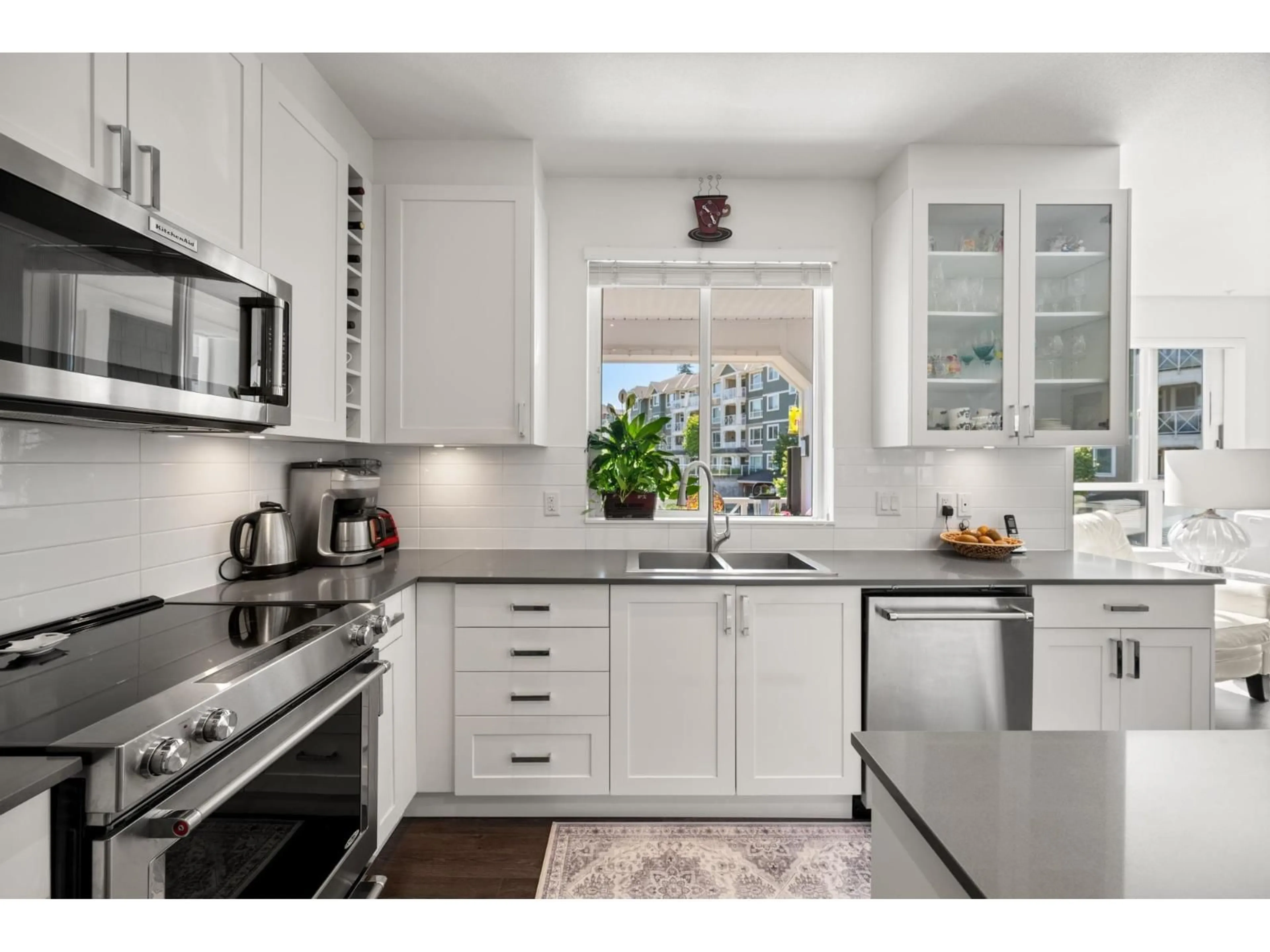 Open concept kitchen, ceramic/tile floor for 416 - 16380 64 AVENUE, Surrey British Columbia V3S6X6