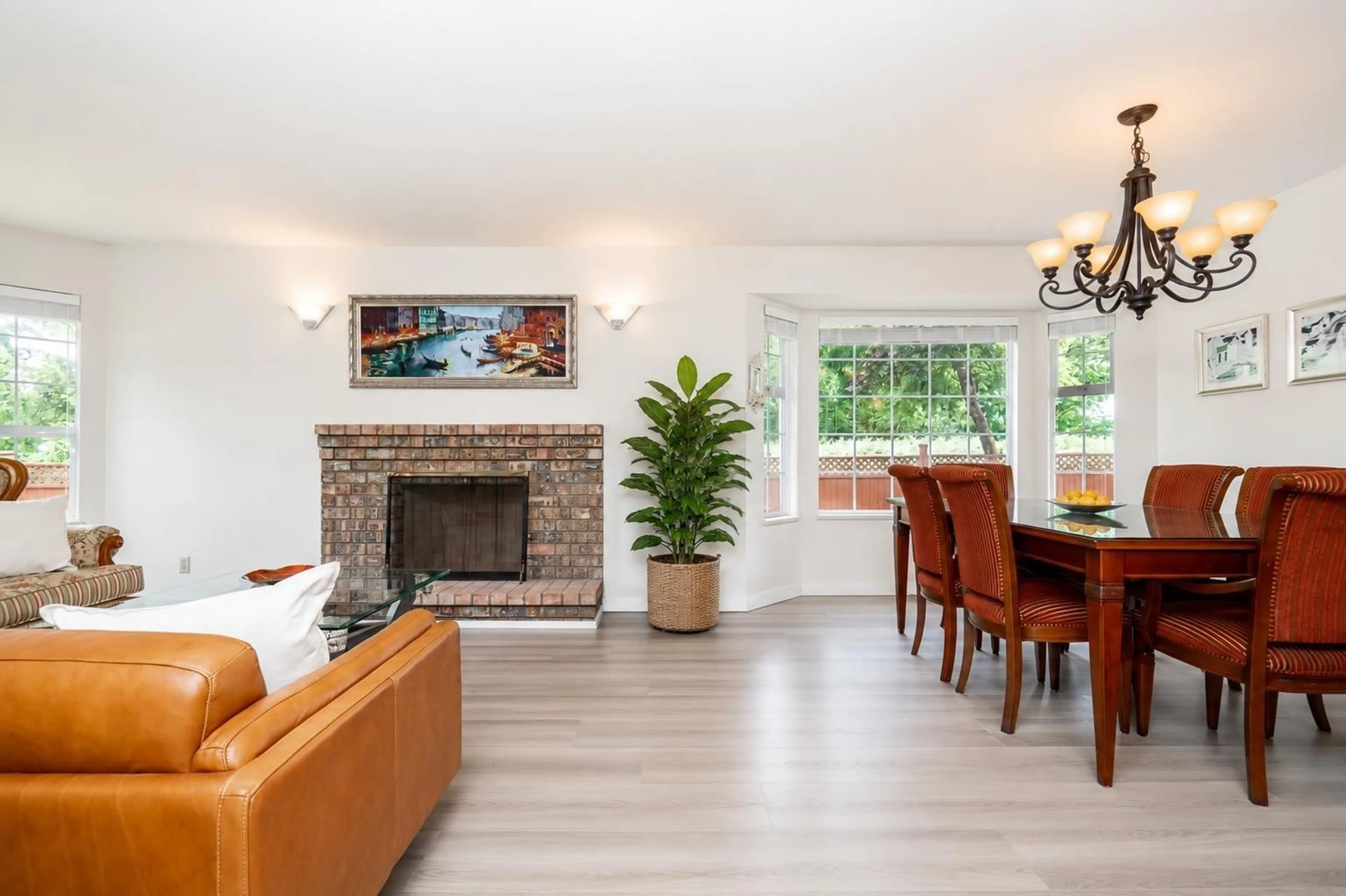 Living room with furniture, unknown for 9411 162 STREET, Surrey British Columbia V4N3A2