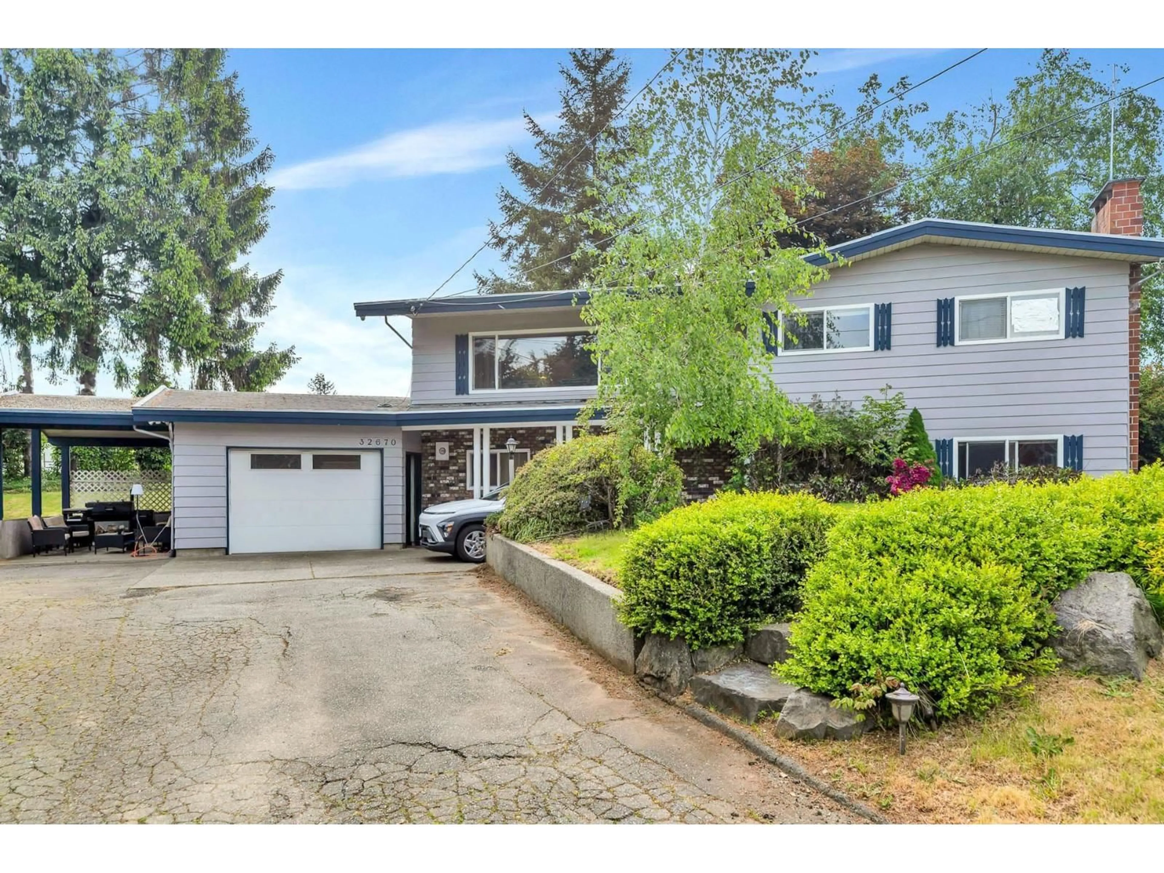 Home with vinyl exterior material, street for 32670 AVALON CRESCENT, Abbotsford British Columbia V2T3S6