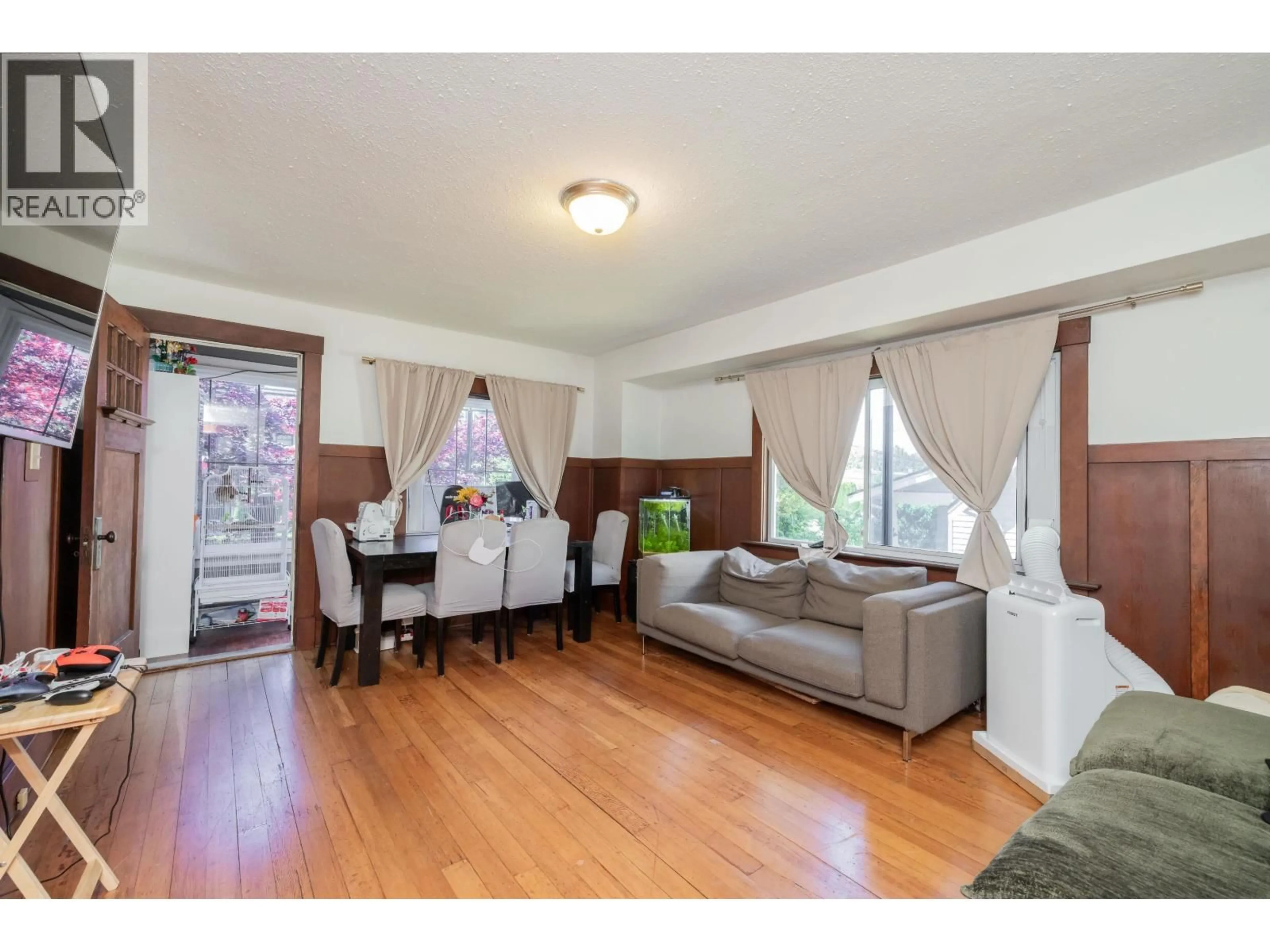Living room with furniture, wood/laminate floor for 4338 ARTHUR DRIVE, Delta British Columbia V4K2W8