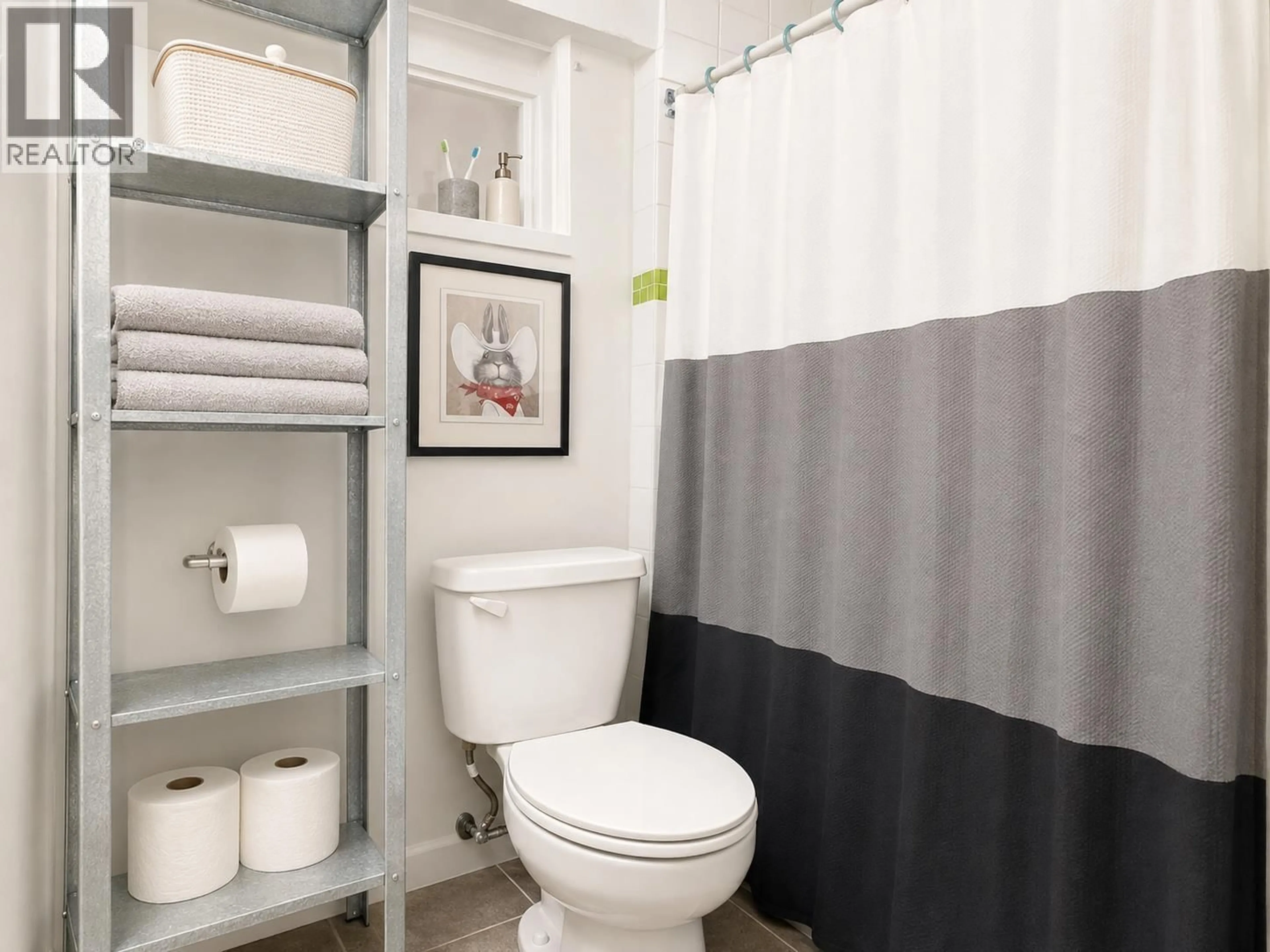 Standard bathroom, unknown for 5569 CULLODEN STREET, Vancouver British Columbia V5W3R9