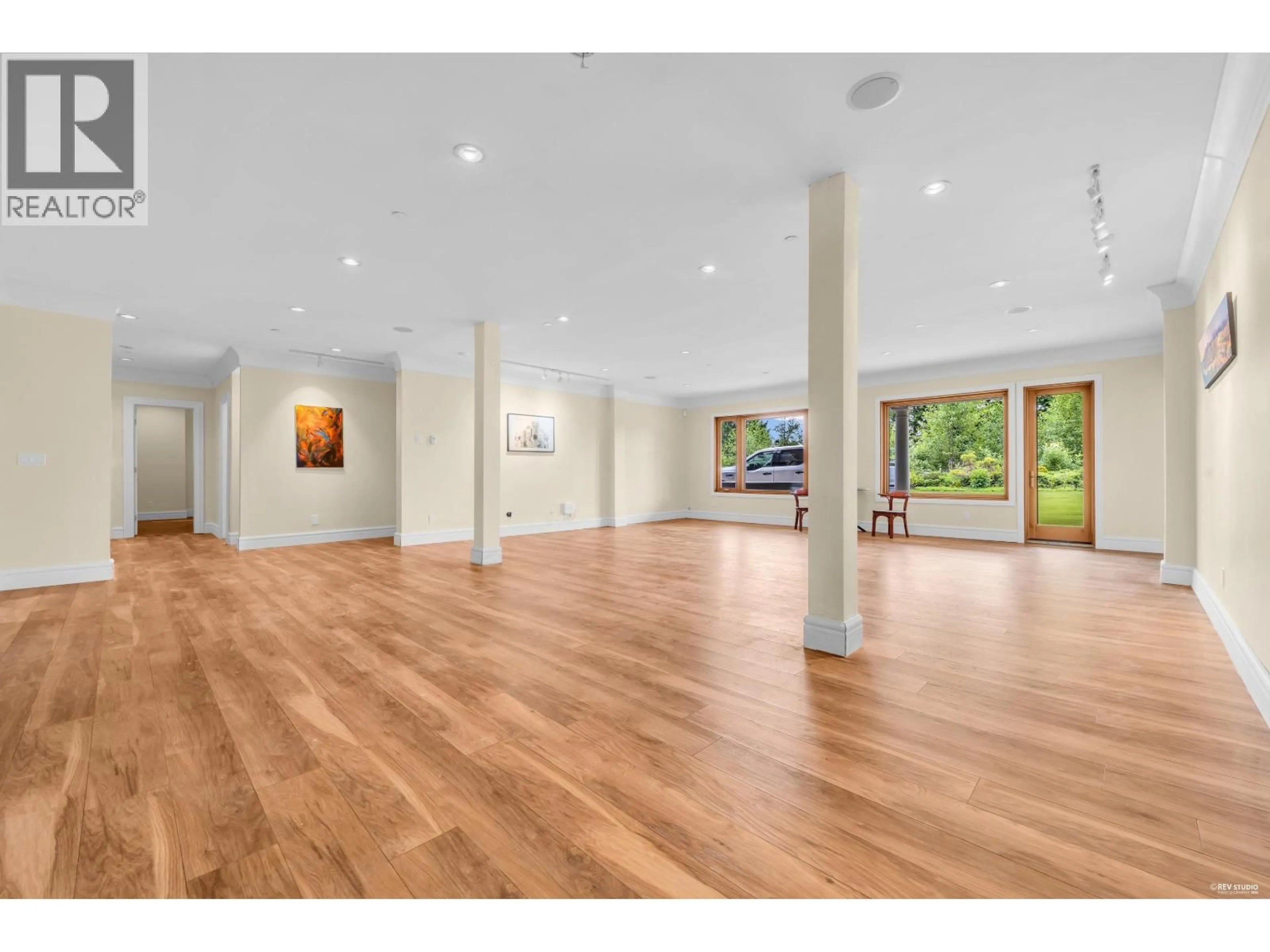 Indoor foyer for 950 GREENWOOD ROAD, West Vancouver British Columbia V7S1X7