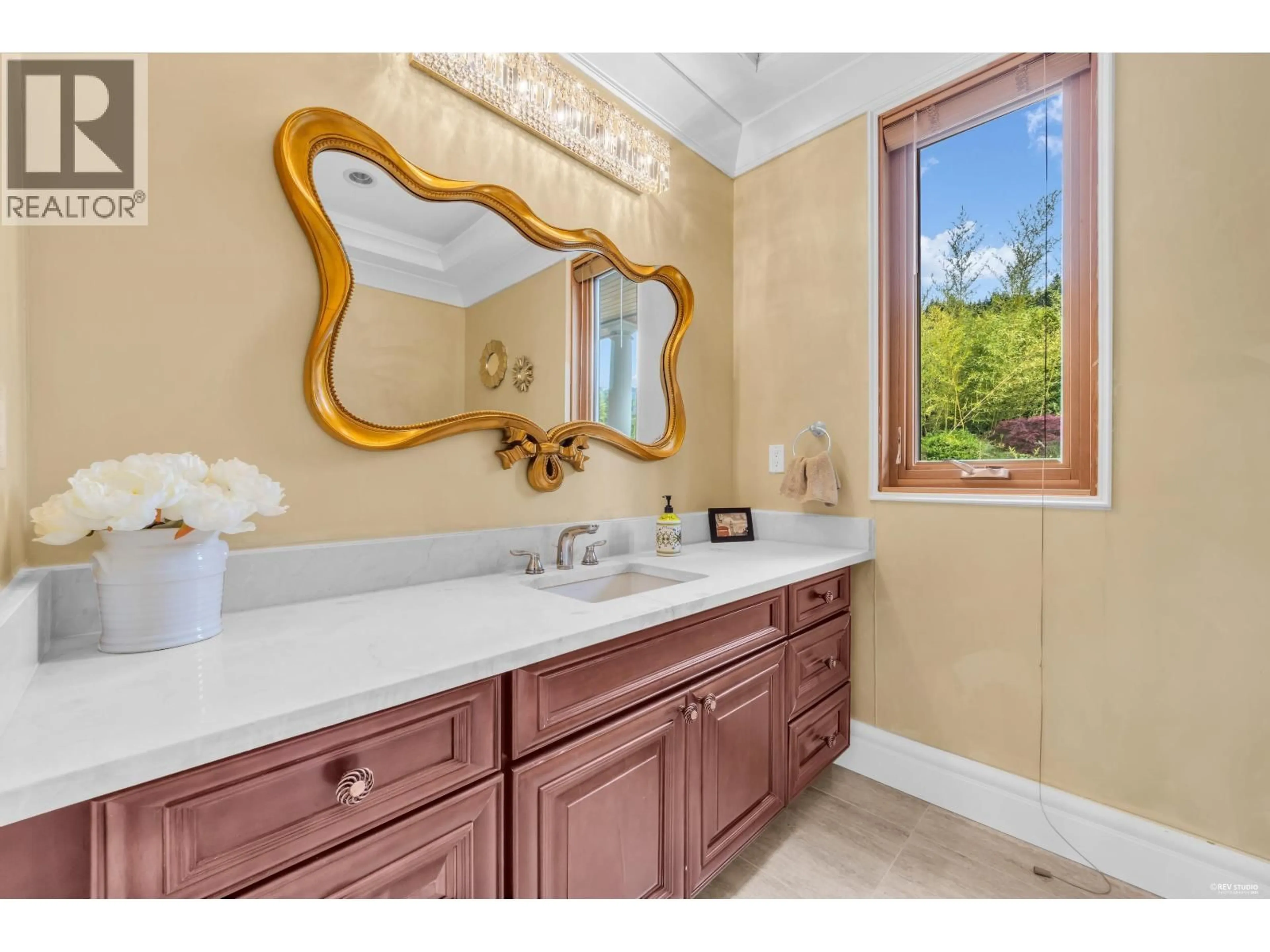 Standard bathroom, ceramic/tile floor for 950 GREENWOOD ROAD, West Vancouver British Columbia V7S1X7