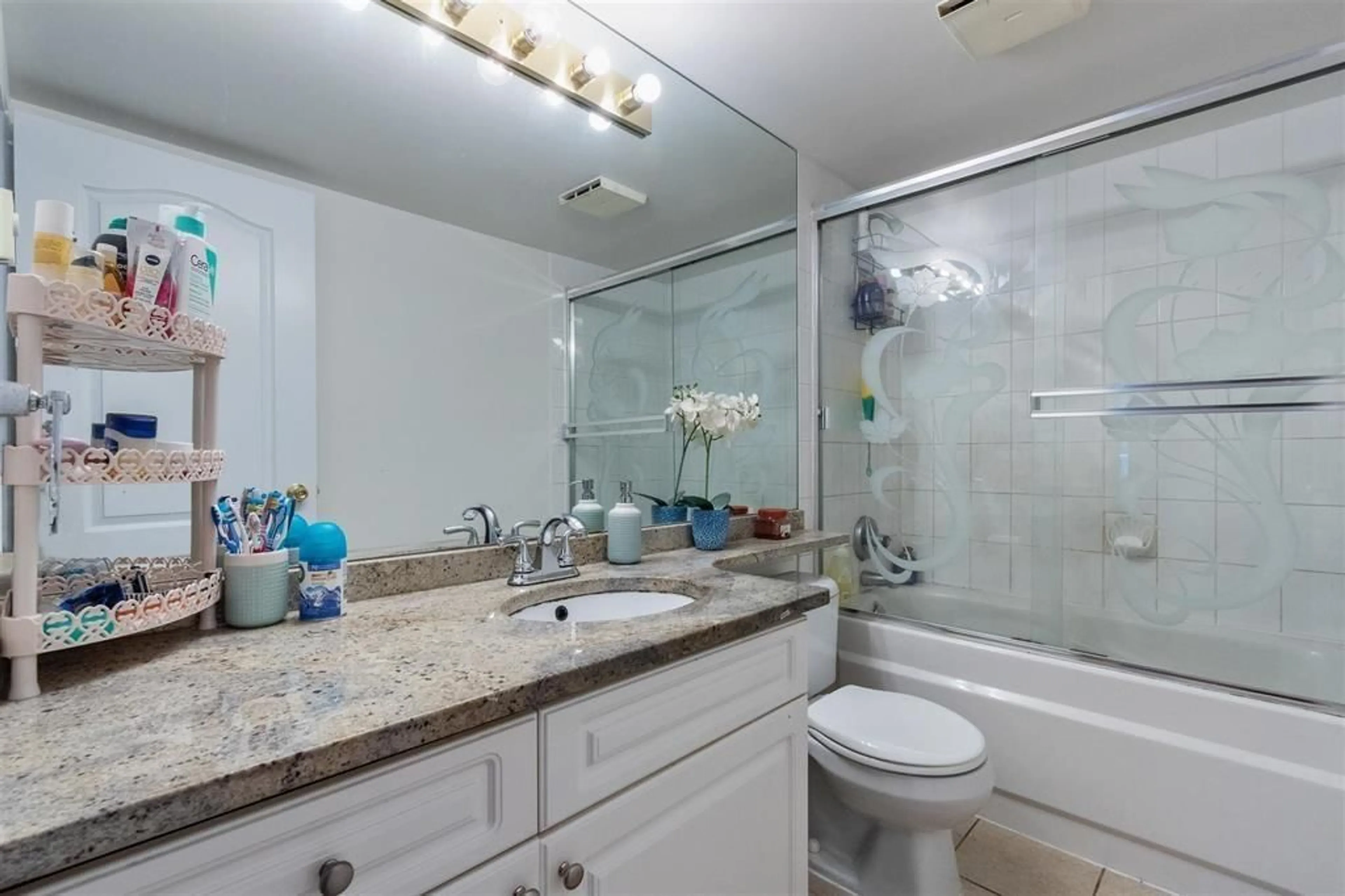 Standard bathroom, ceramic/tile floor for 212 - 15130 108 AVENUE, Surrey British Columbia V3R0T4