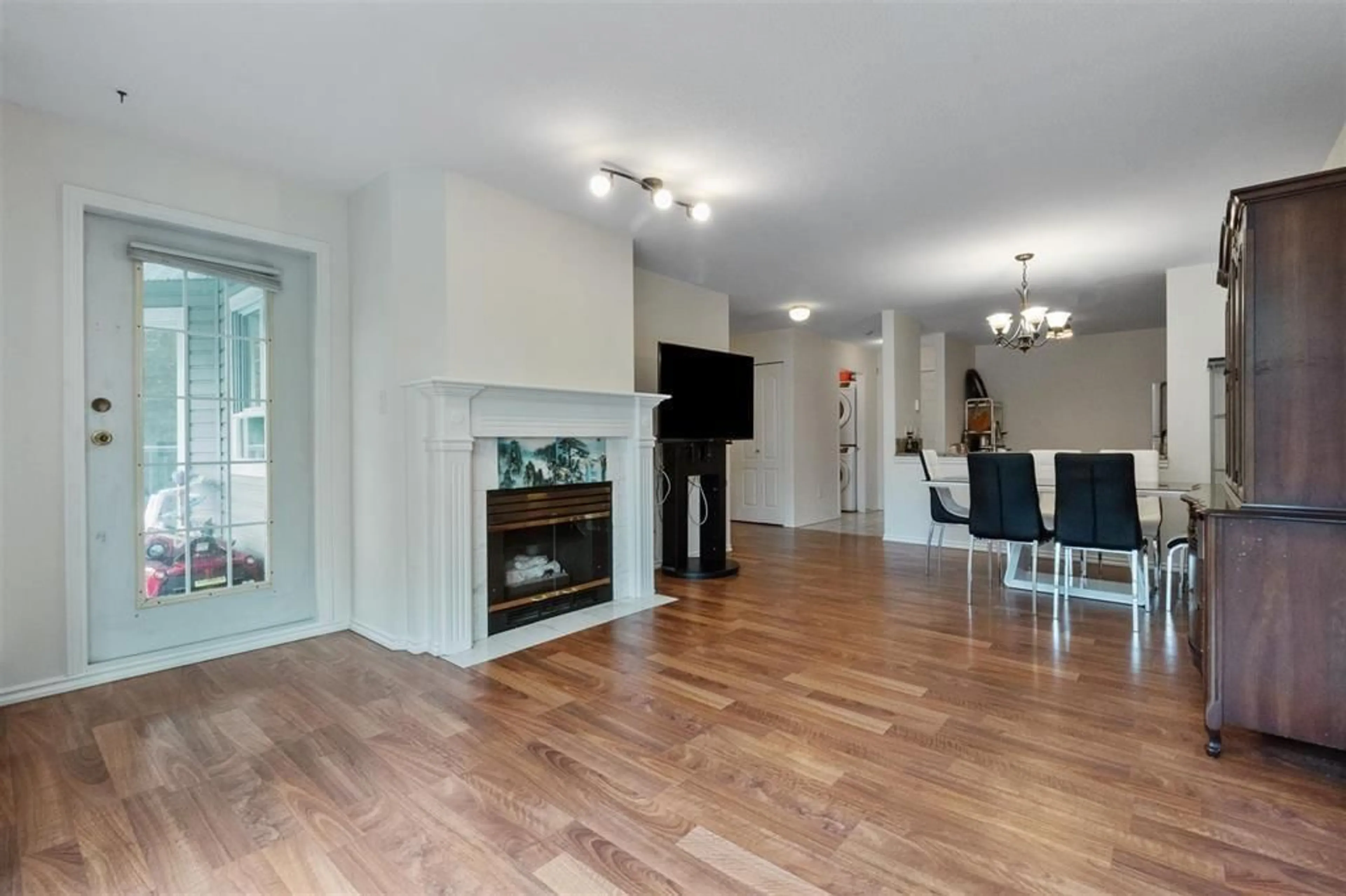 Living room with furniture, wood/laminate floor for 212 - 15130 108 AVENUE, Surrey British Columbia V3R0T4