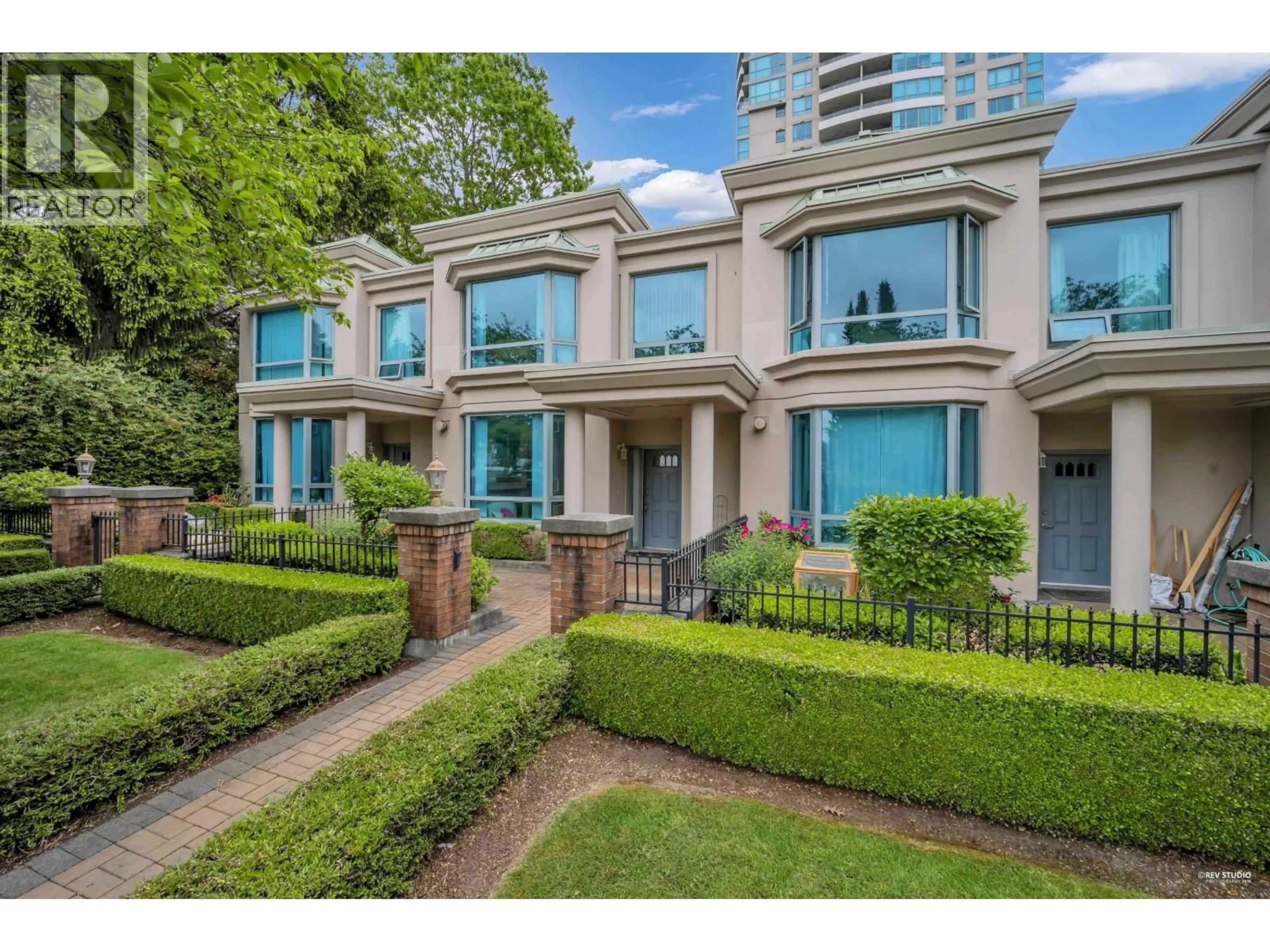A pic from outside/outdoor area/front of a property/back of a property/a pic from drone, street for 2 - 6611 SOUTHOAKS CRESCENT, Burnaby British Columbia V5E4L5