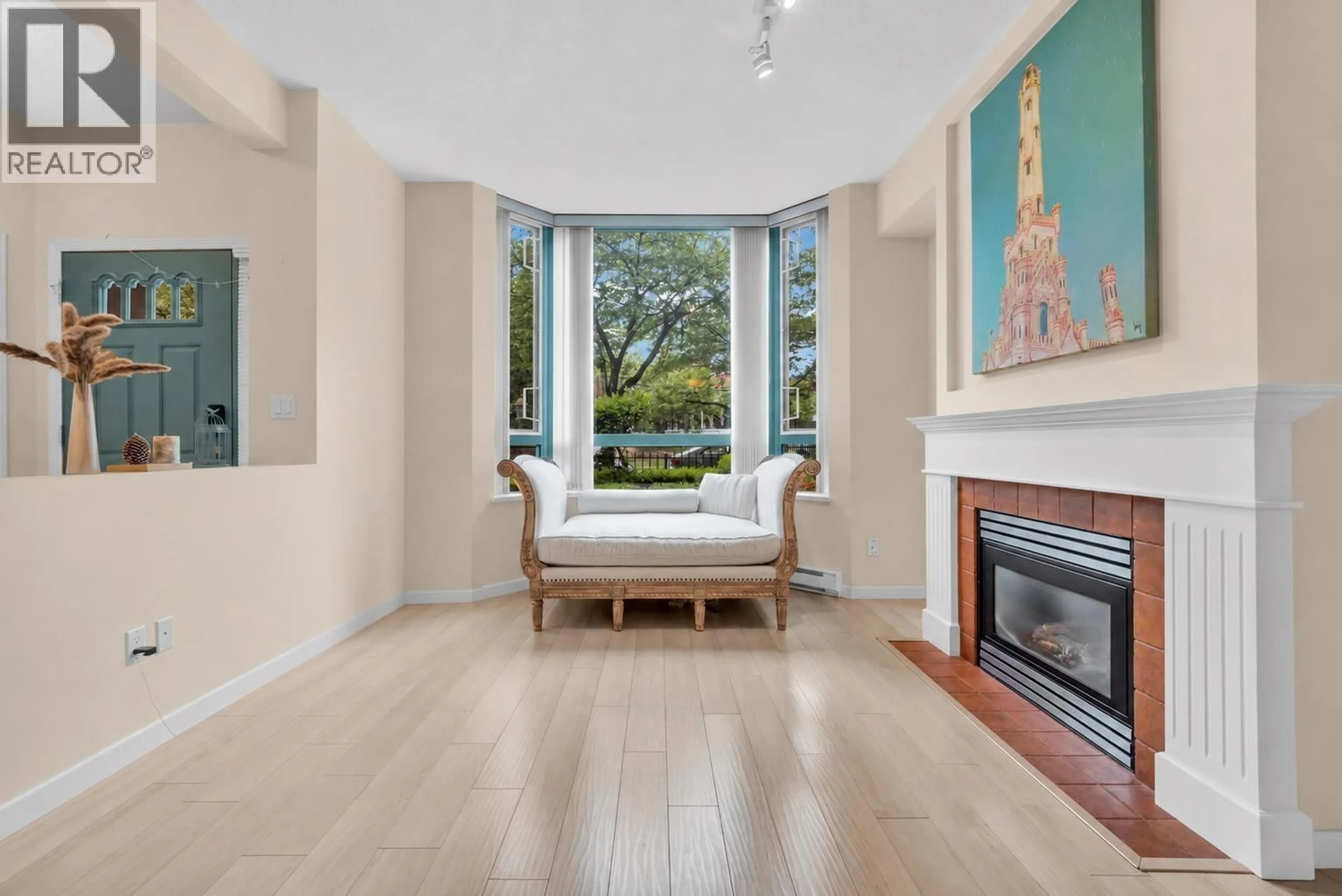 Indoor foyer for 2 - 6611 SOUTHOAKS CRESCENT, Burnaby British Columbia V5E4L5