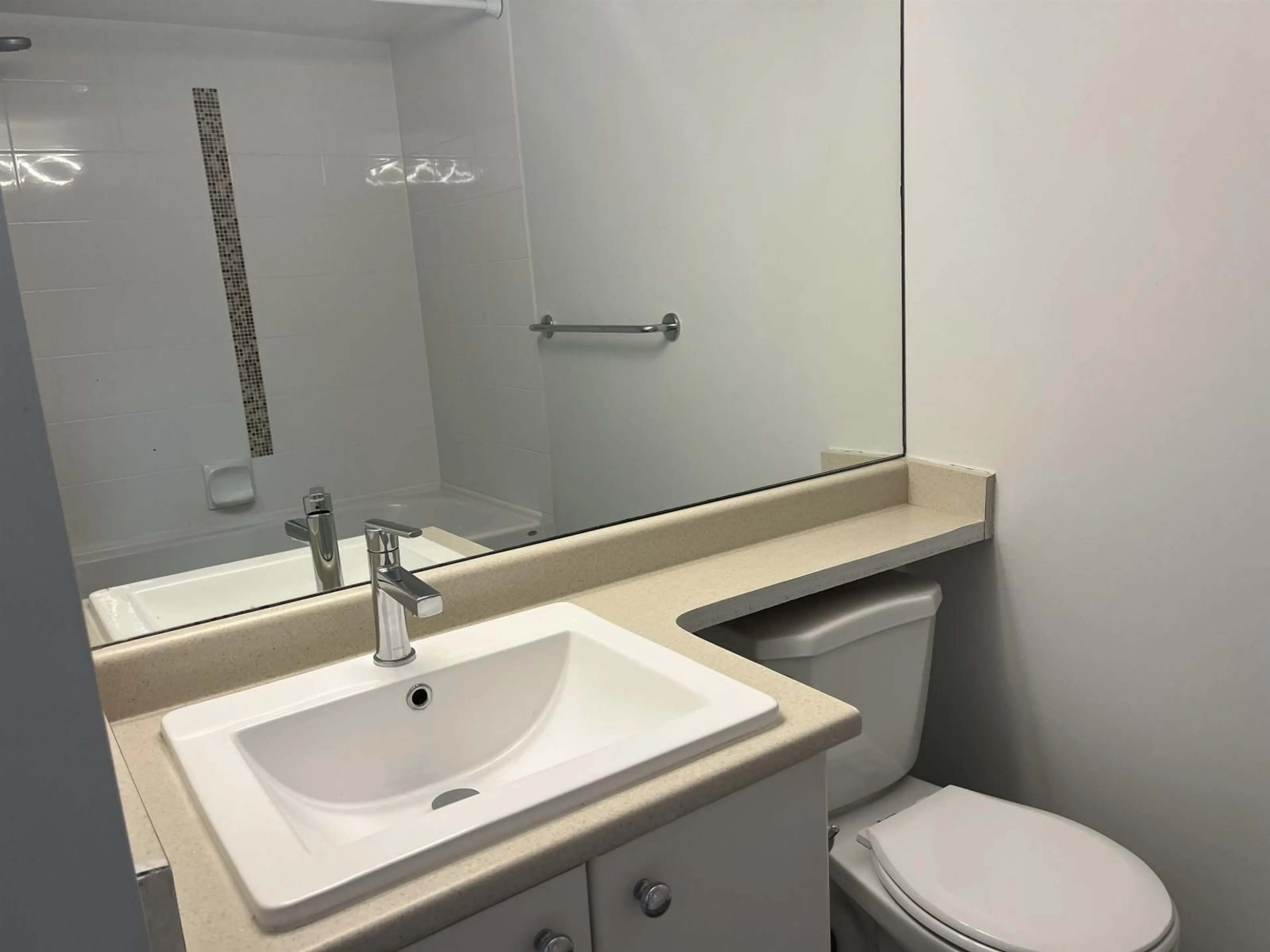Standard bathroom, unknown for 101 - 45567 YALE ROAD, Chilliwack British Columbia V2P0B2