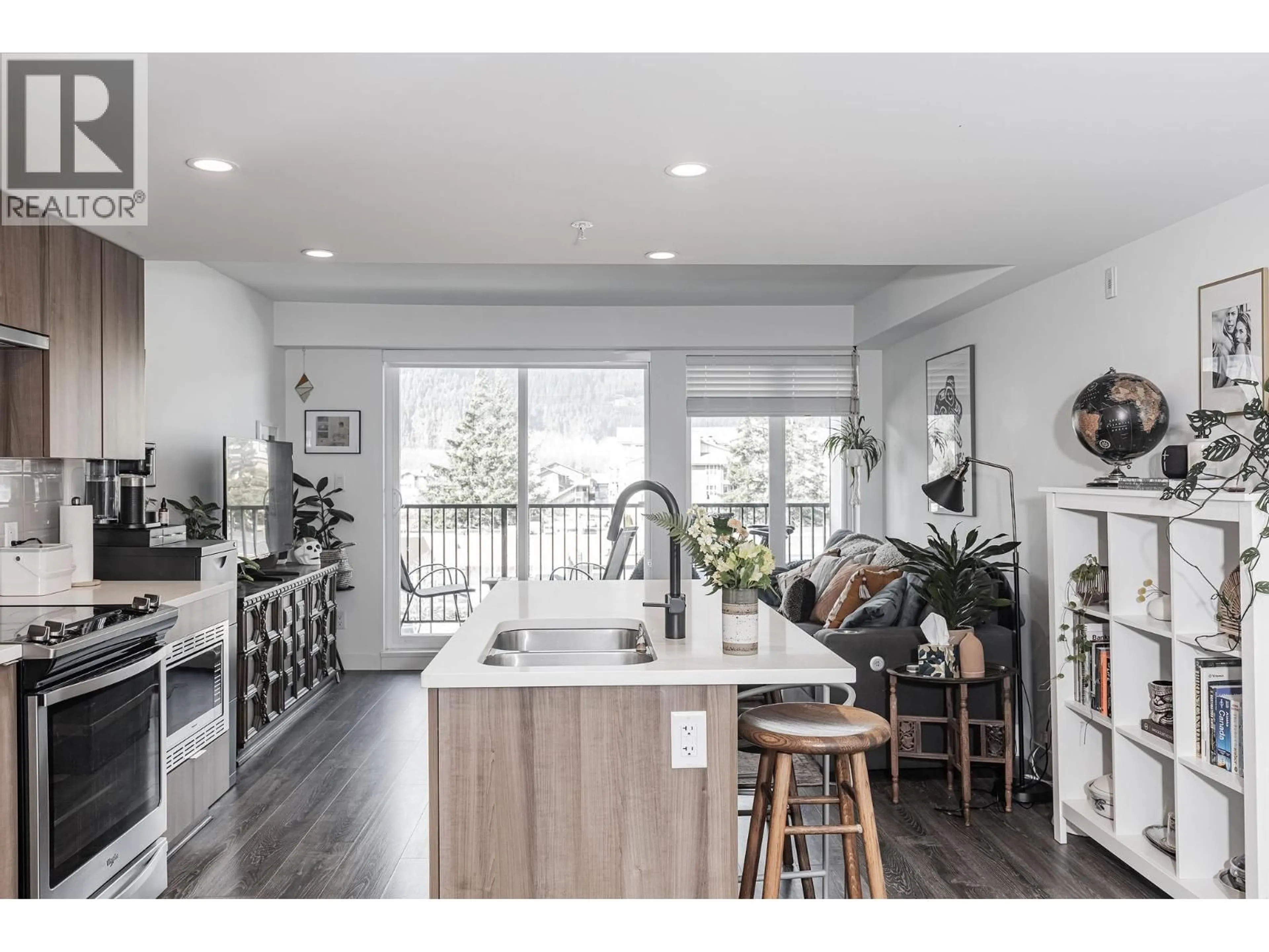 Open concept kitchen, wood/laminate floor for 307 - 1365 PEMBERTON AVENUE, Squamish British Columbia V8B1B7