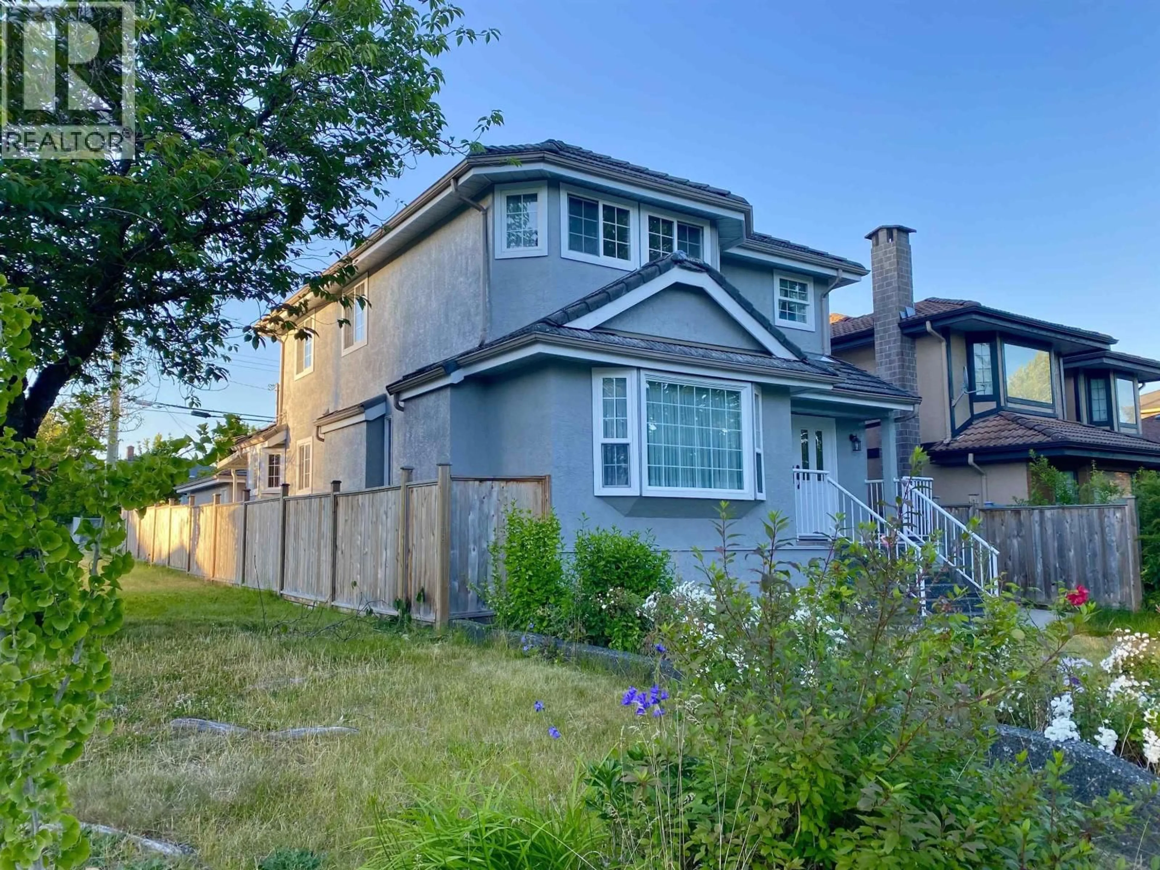 A pic from outside/outdoor area/front of a property/back of a property/a pic from drone, street for 195 46TH AVENUE, Vancouver British Columbia V5Y3V4