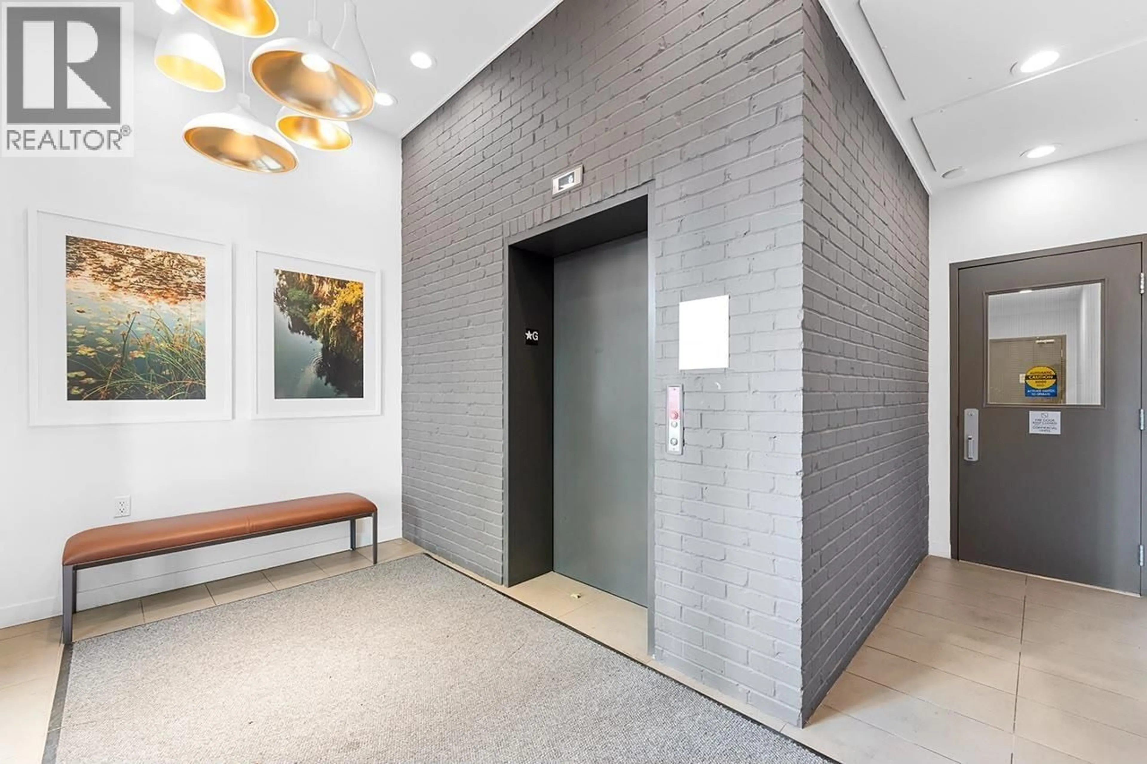 Indoor foyer for 301 - 188 32ND AVENUE, Vancouver British Columbia V5V0E4