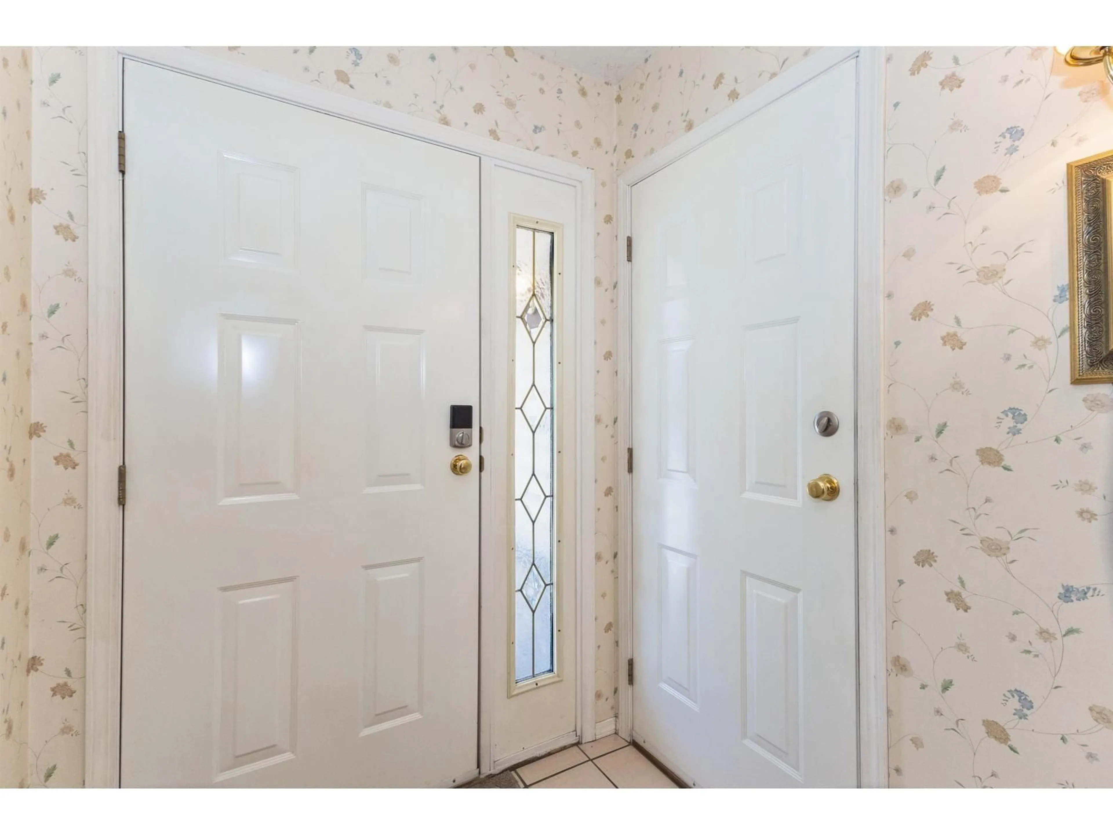 Indoor entryway for 36 - 32659 GEORGE FERGUSON WAY, Abbotsford British Columbia V2T4E4