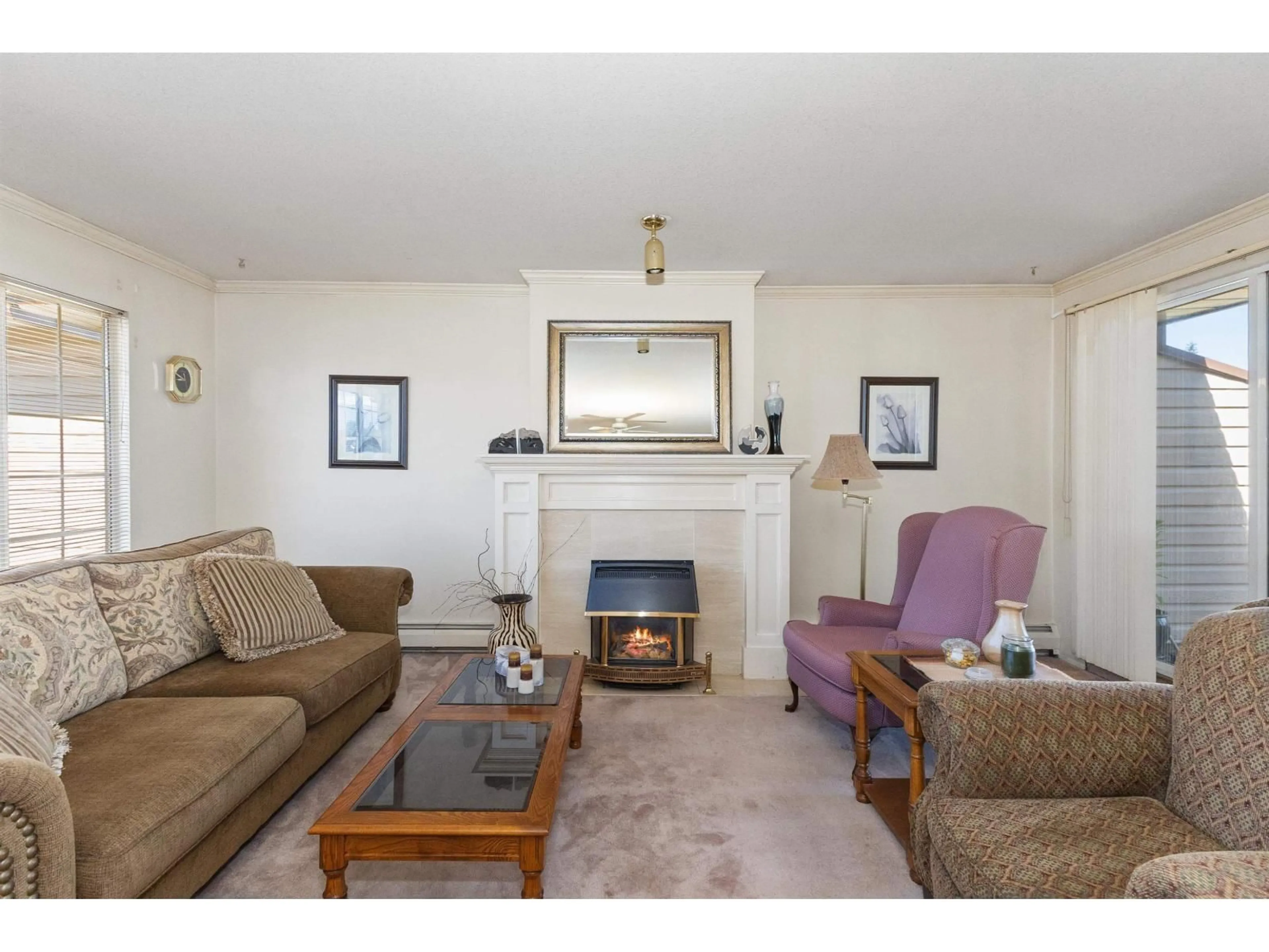 Living room with furniture, unknown for 36 - 32659 GEORGE FERGUSON WAY, Abbotsford British Columbia V2T4E4