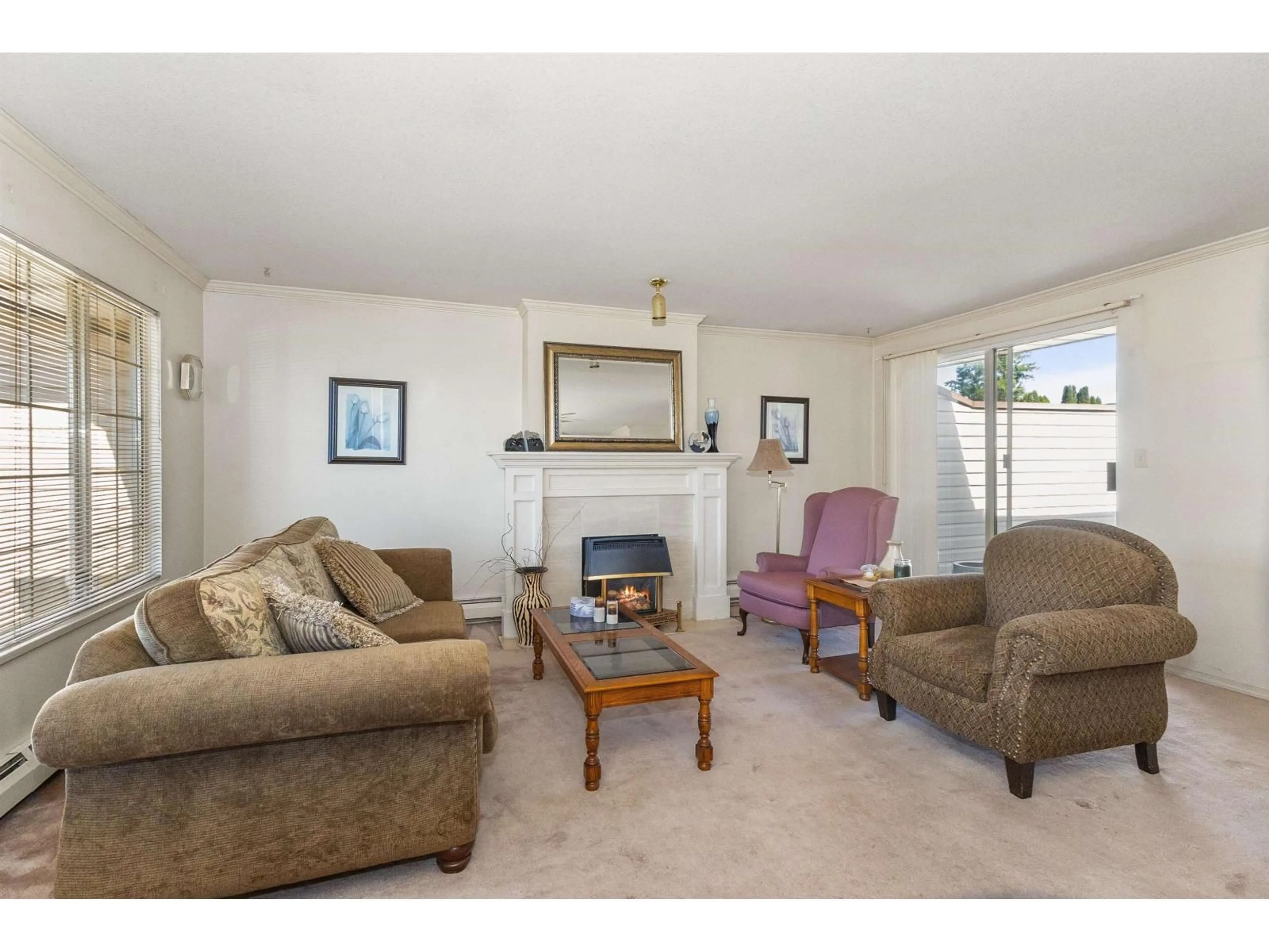 Living room with furniture, unknown for 36 - 32659 GEORGE FERGUSON WAY, Abbotsford British Columbia V2T4E4