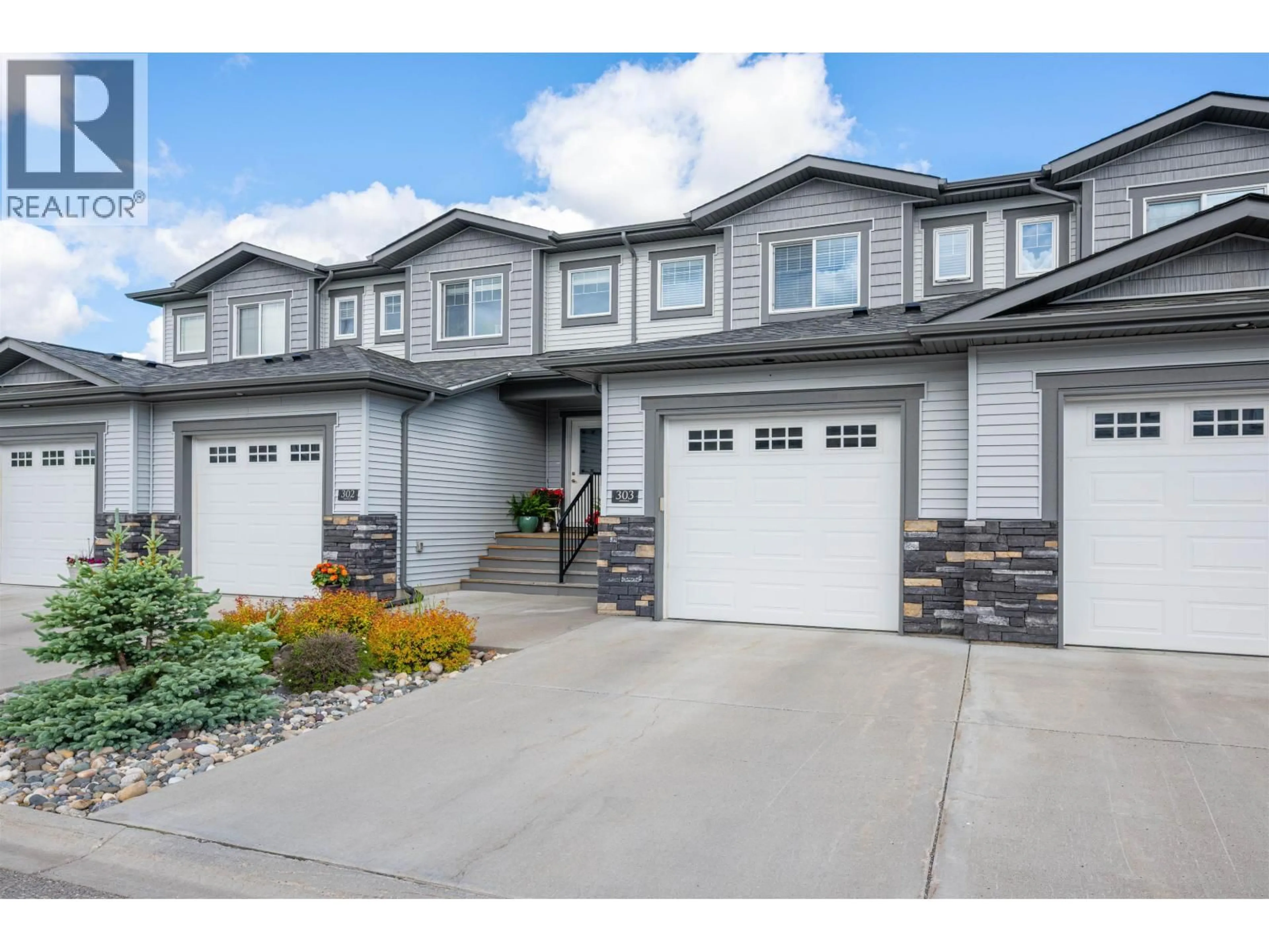 Home with vinyl exterior material, street for 303 - 6798 WESTGATE AVENUE, Prince George British Columbia V2N0H6