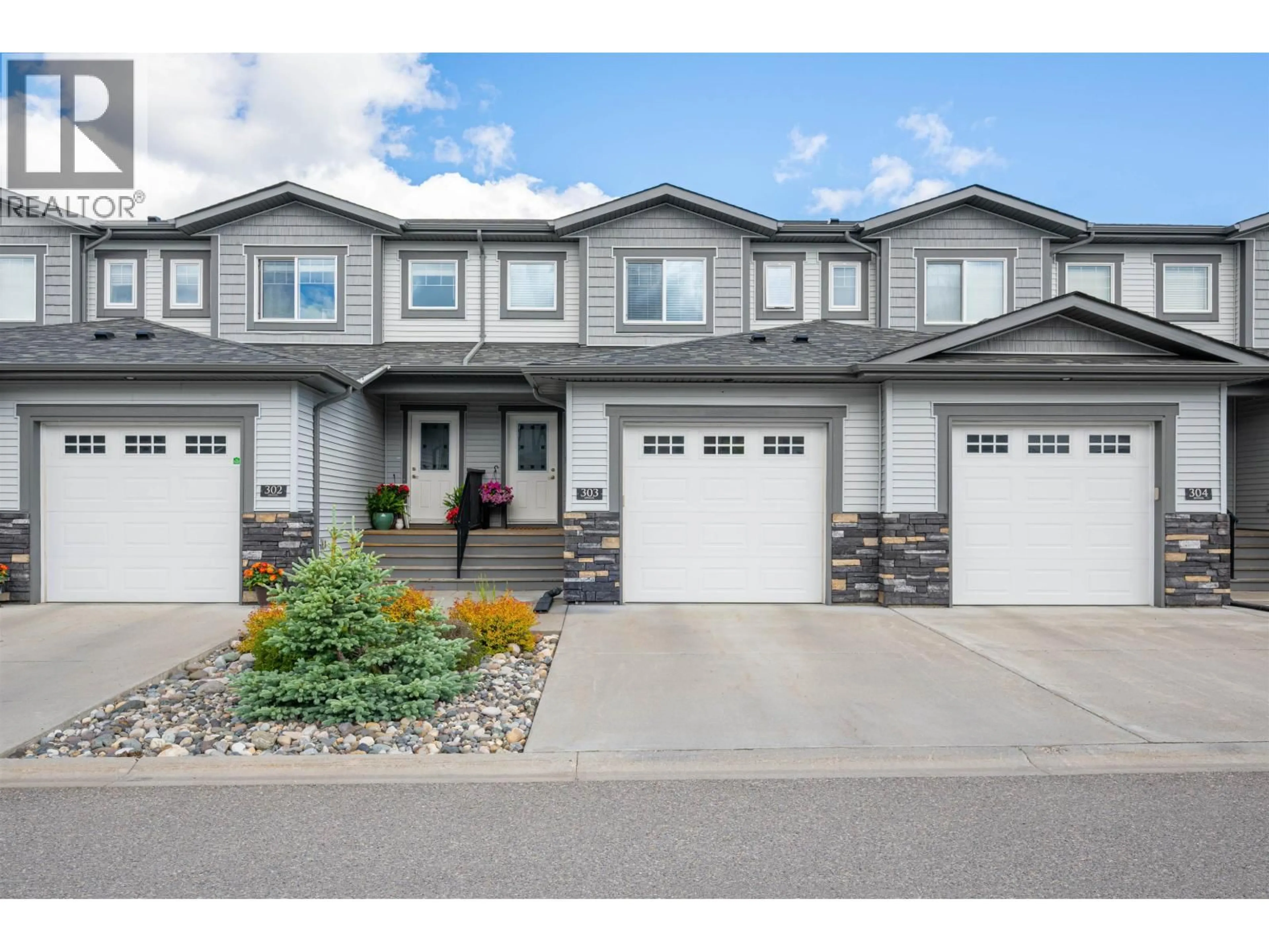 Home with vinyl exterior material, street for 303 - 6798 WESTGATE AVENUE, Prince George British Columbia V2N0H6