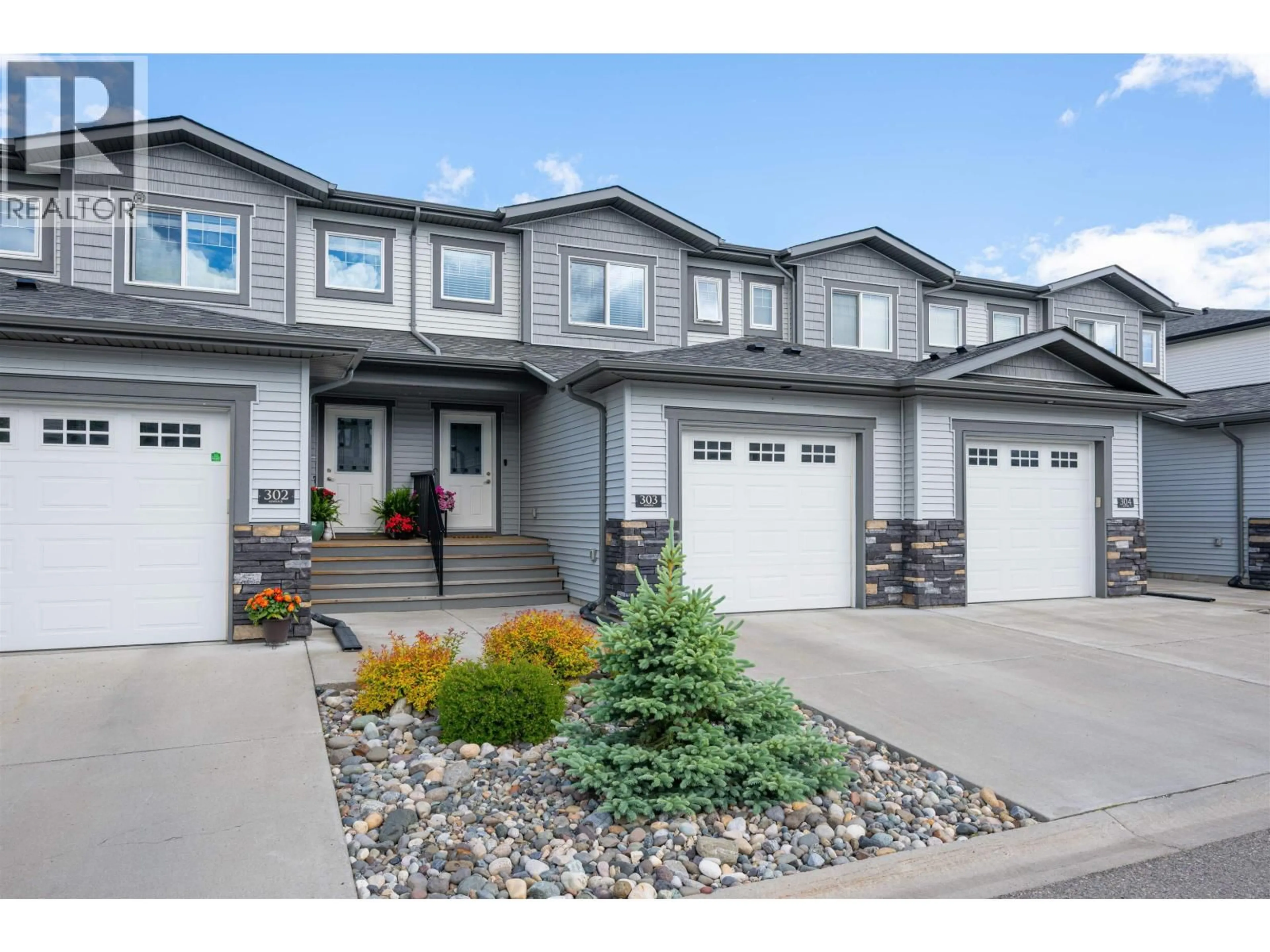 Home with vinyl exterior material, street for 303 - 6798 WESTGATE AVENUE, Prince George British Columbia V2N0H6