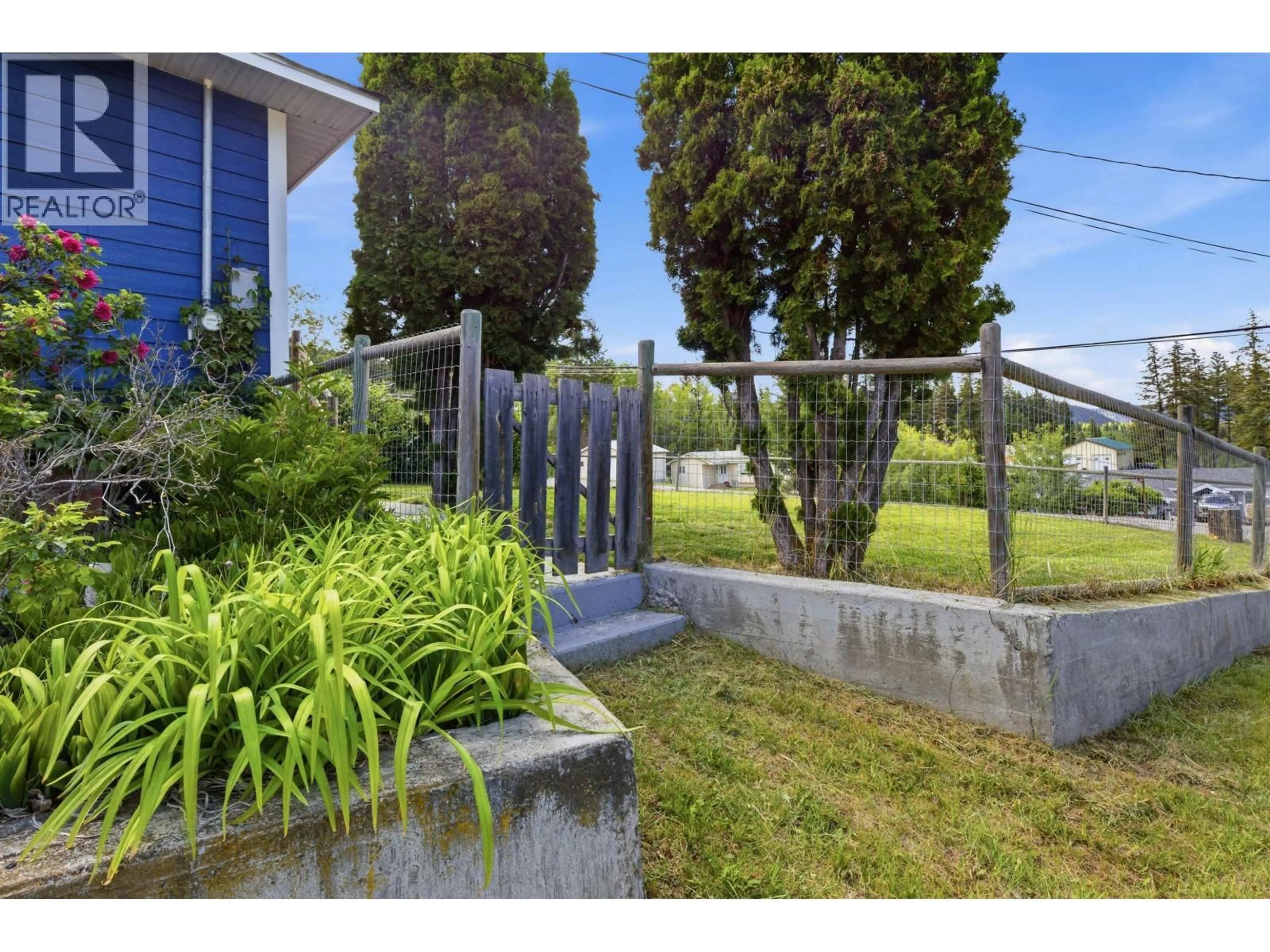 Patio, street for 643 HODGSON ROAD, Esler / Dog Creek British Columbia V2G3P8