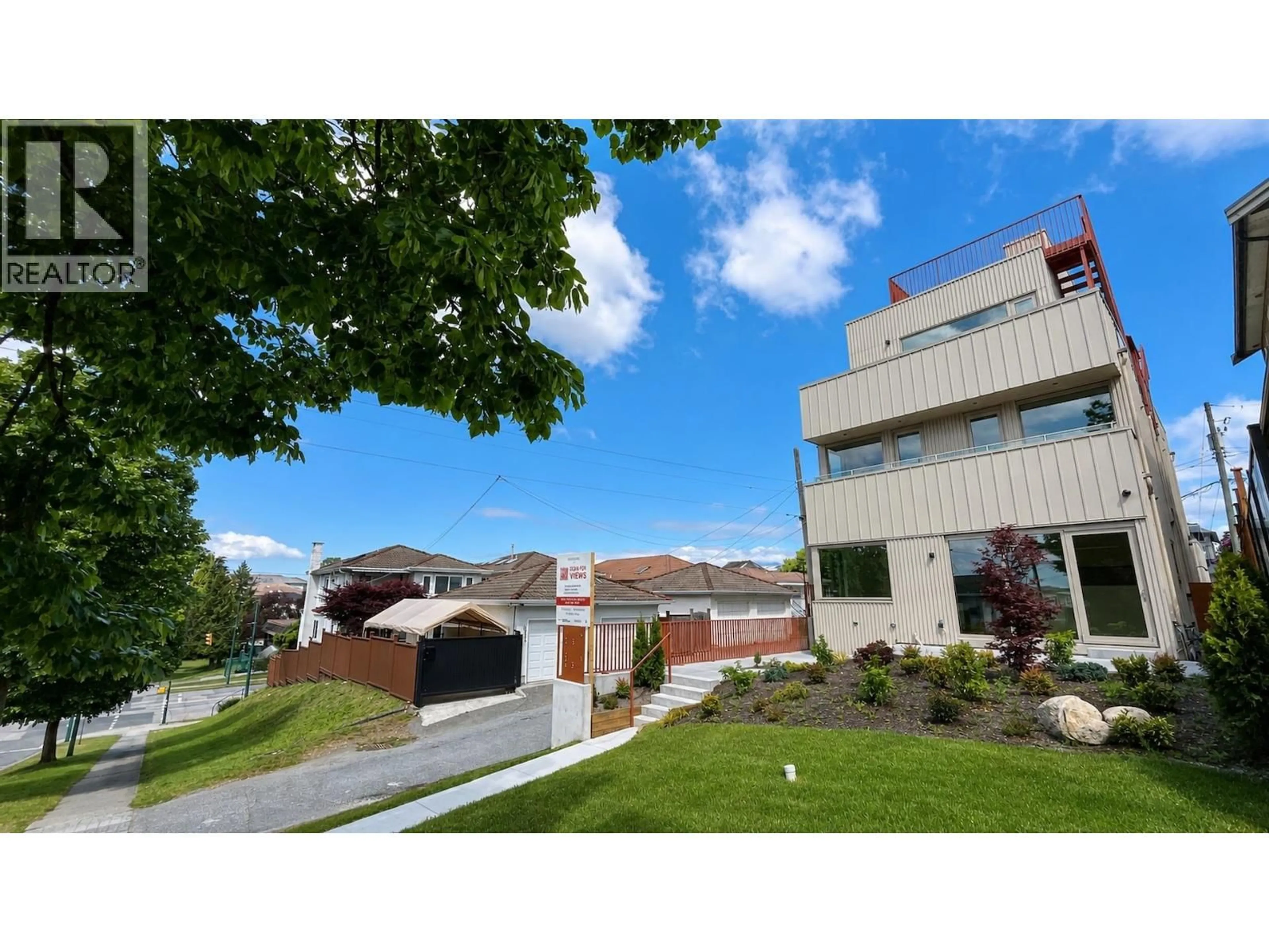 A pic from outside/outdoor area/front of a property/back of a property/a pic from drone, building for 2 - 2915 5TH AVENUE, Vancouver British Columbia V5M1N6