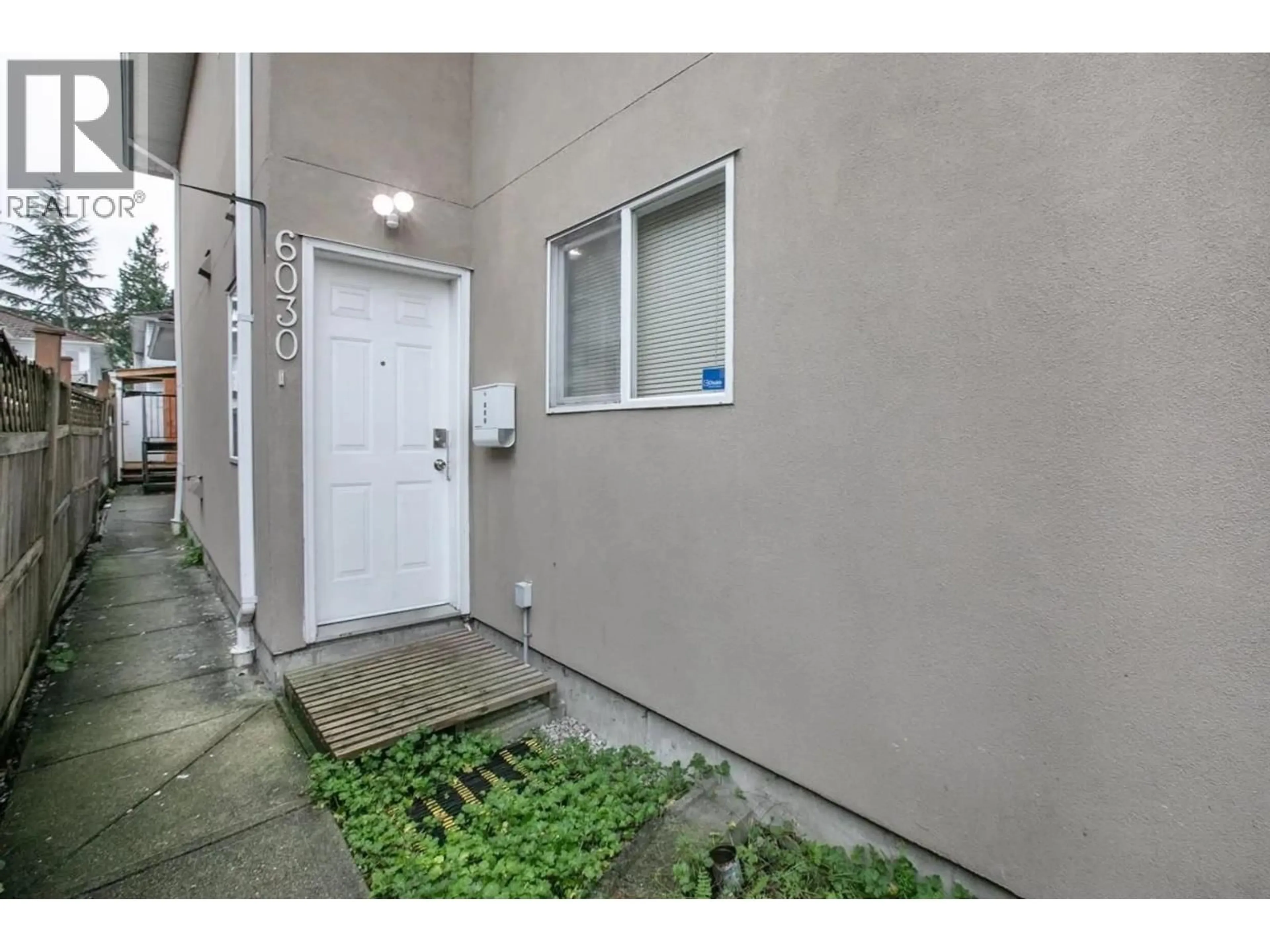 Indoor entryway for 6030 WOODSWORTH STREET, Burnaby British Columbia V5G1S8