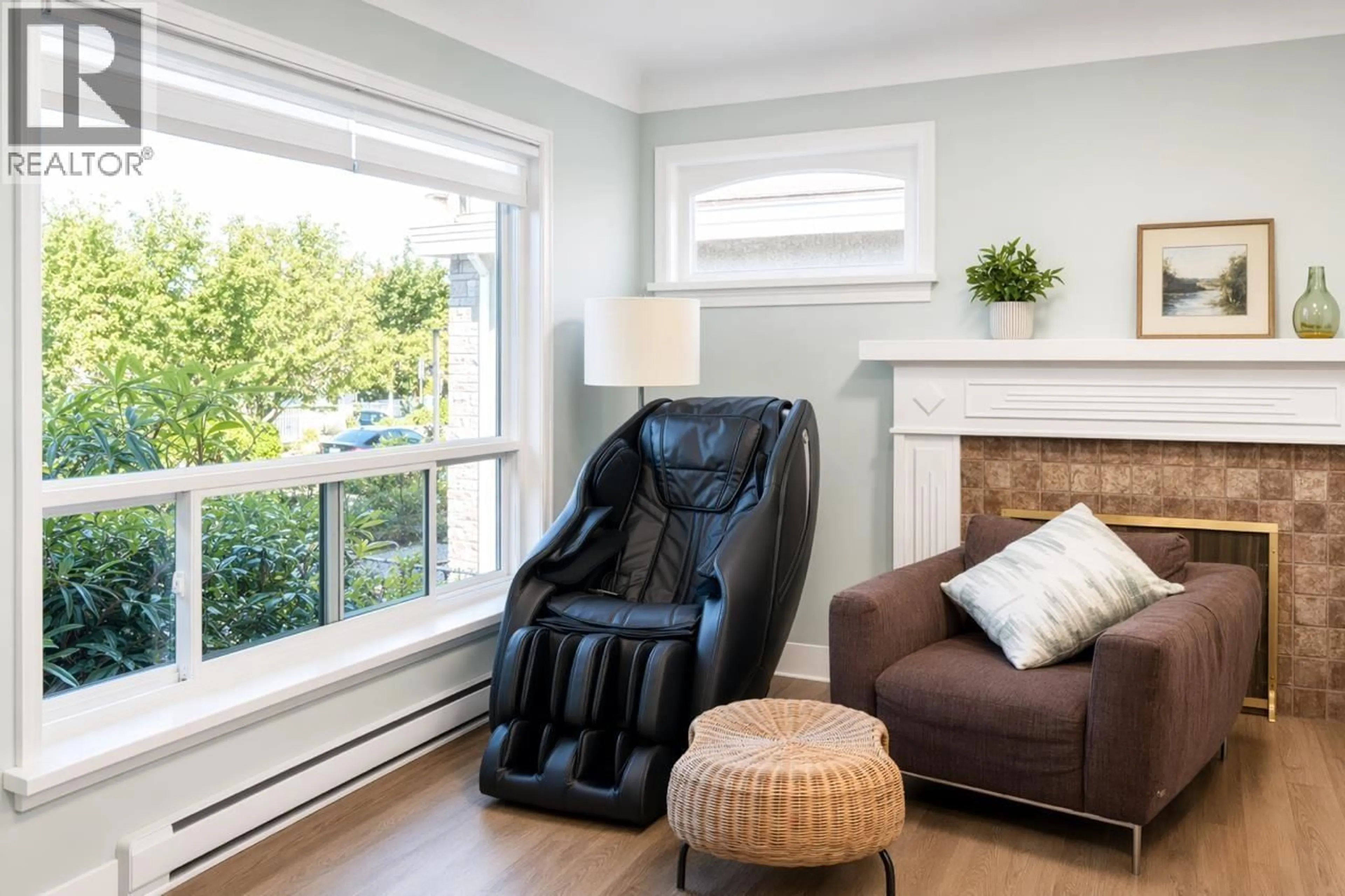 Living room with furniture, wood/laminate floor for 6457 ONTARIO STREET, Vancouver British Columbia V5W2N1