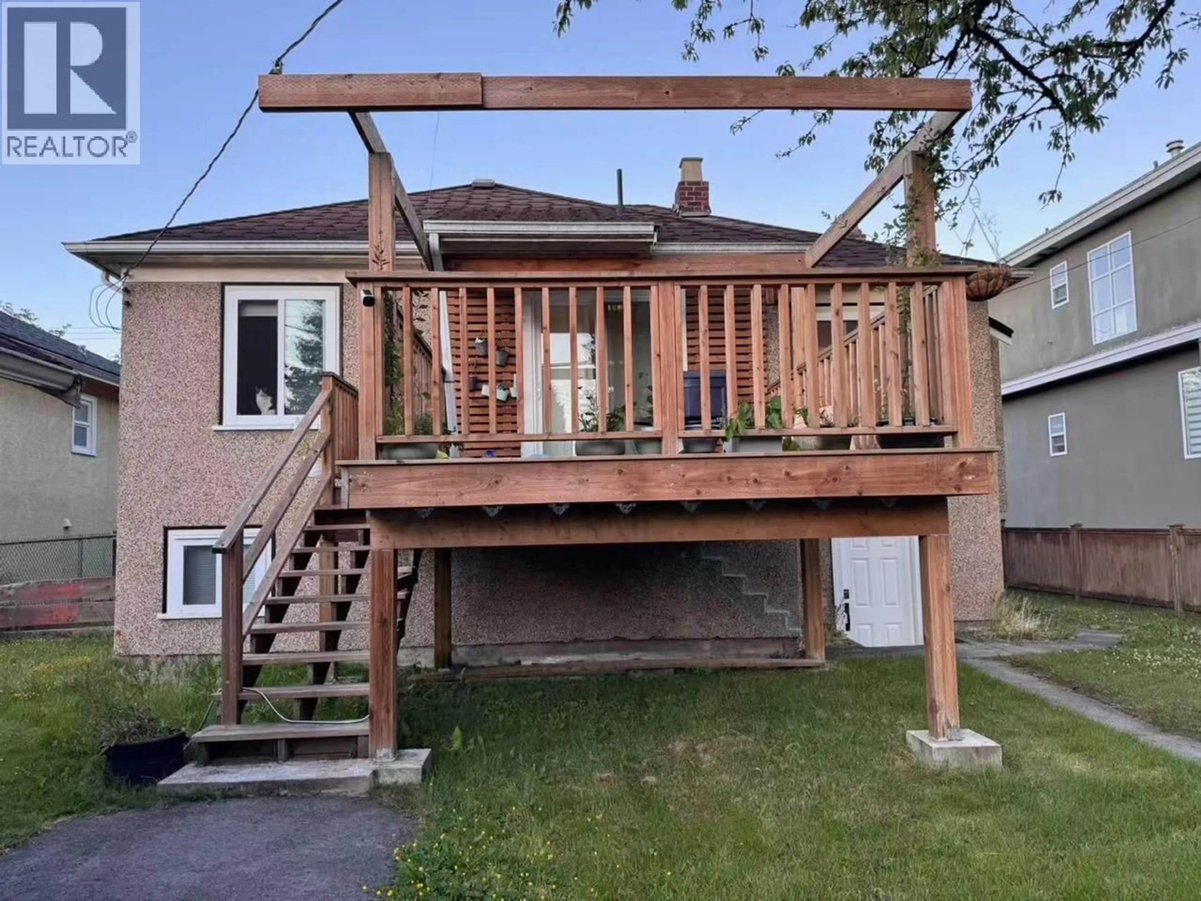 Patio, street for 6457 ONTARIO STREET, Vancouver British Columbia V5W2N1