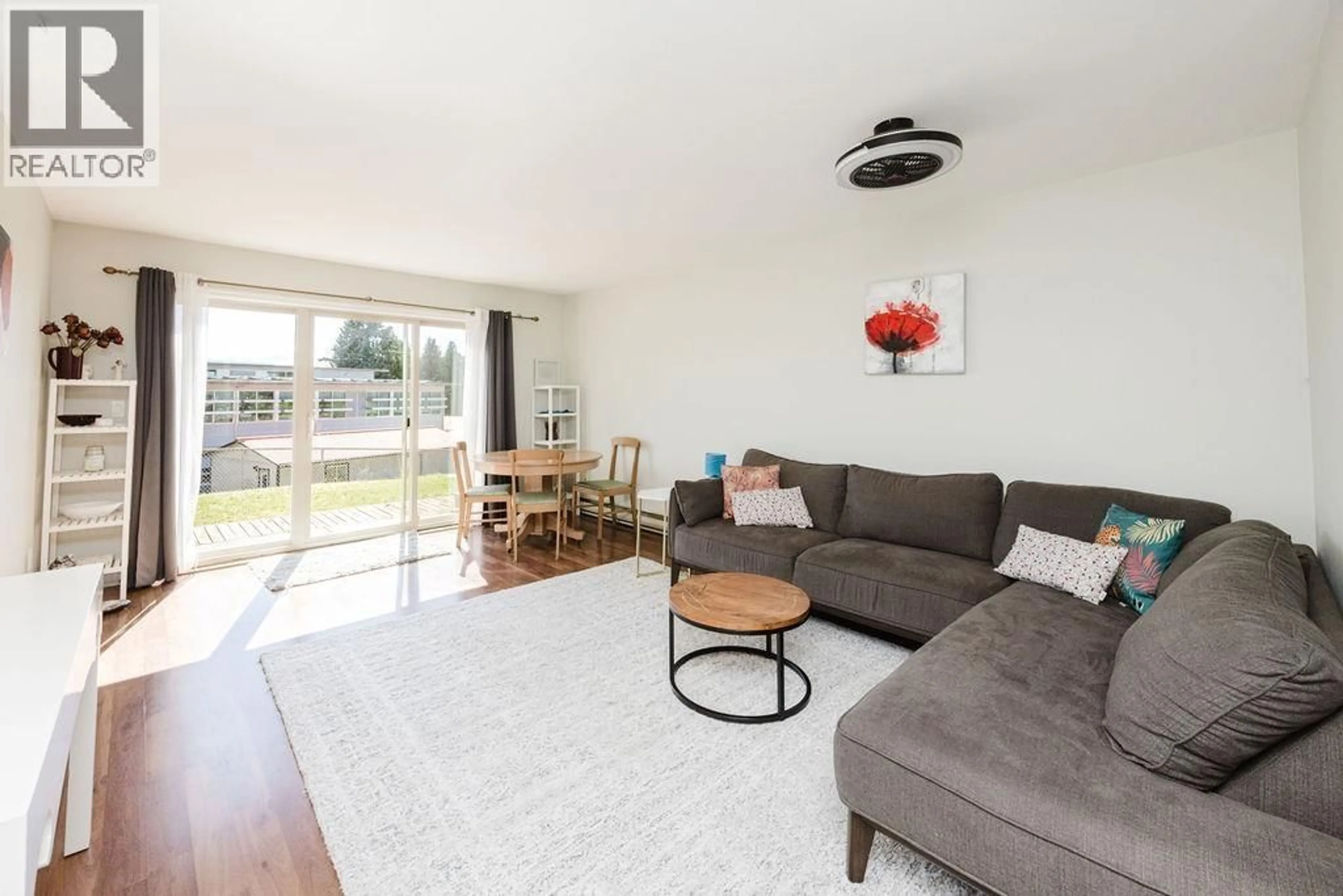 Living room with furniture, wood/laminate floor for 2 - 622 FARNHAM ROAD, Gibsons British Columbia V0N1V8