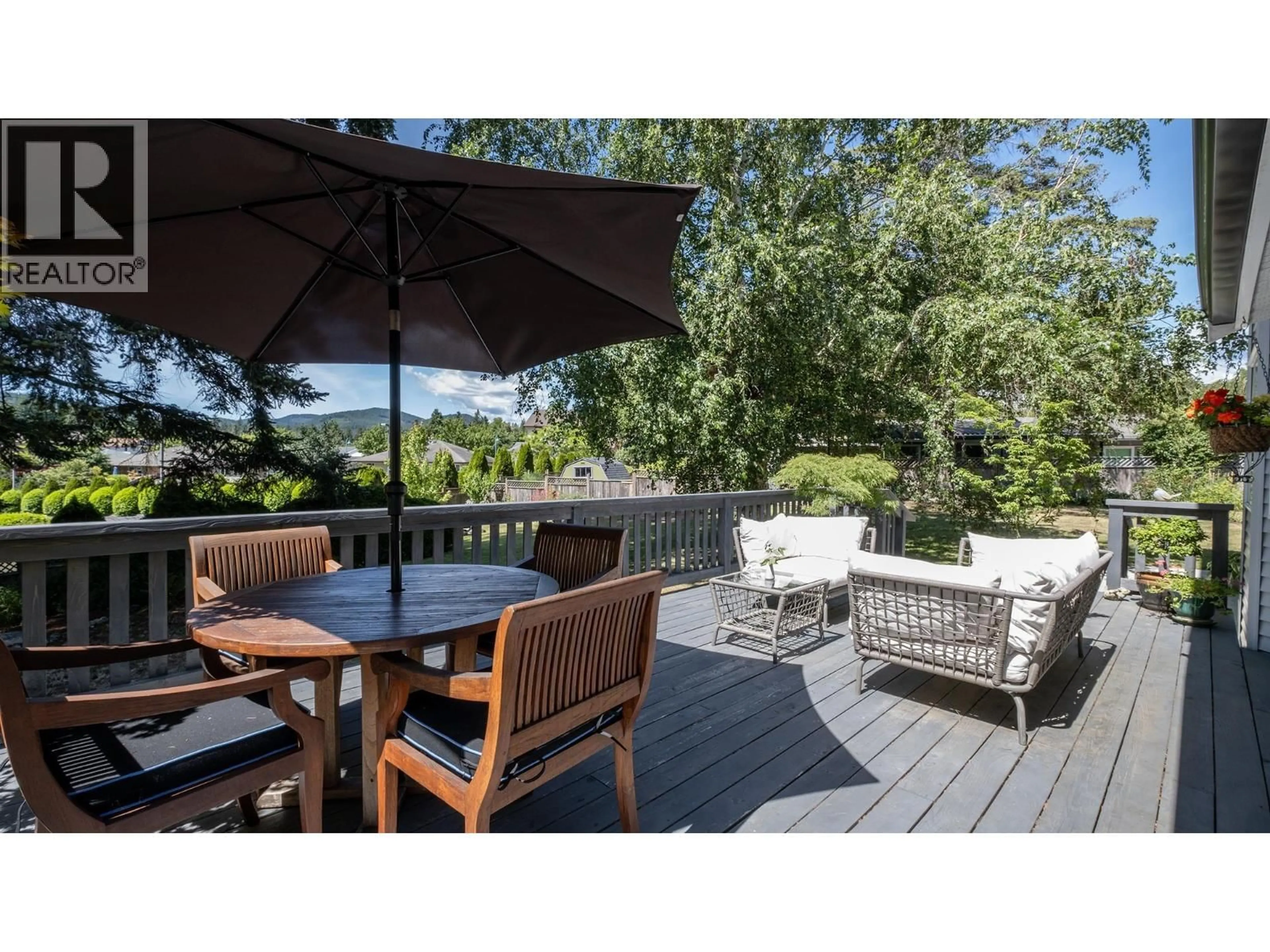 Patio, water/lake/river/ocean view for 5555 WINTER ROAD, Sechelt British Columbia V7Z0M5