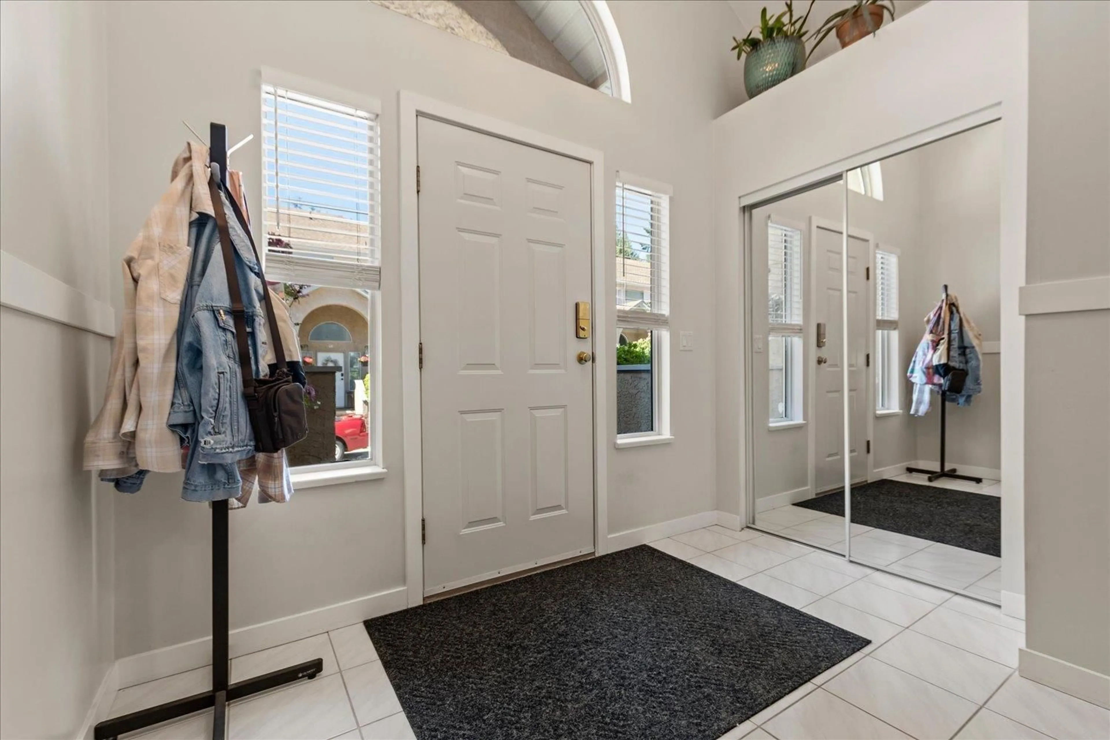 Indoor entryway for 51 - 32339 7 AVENUE, Mission British Columbia V2V6T7