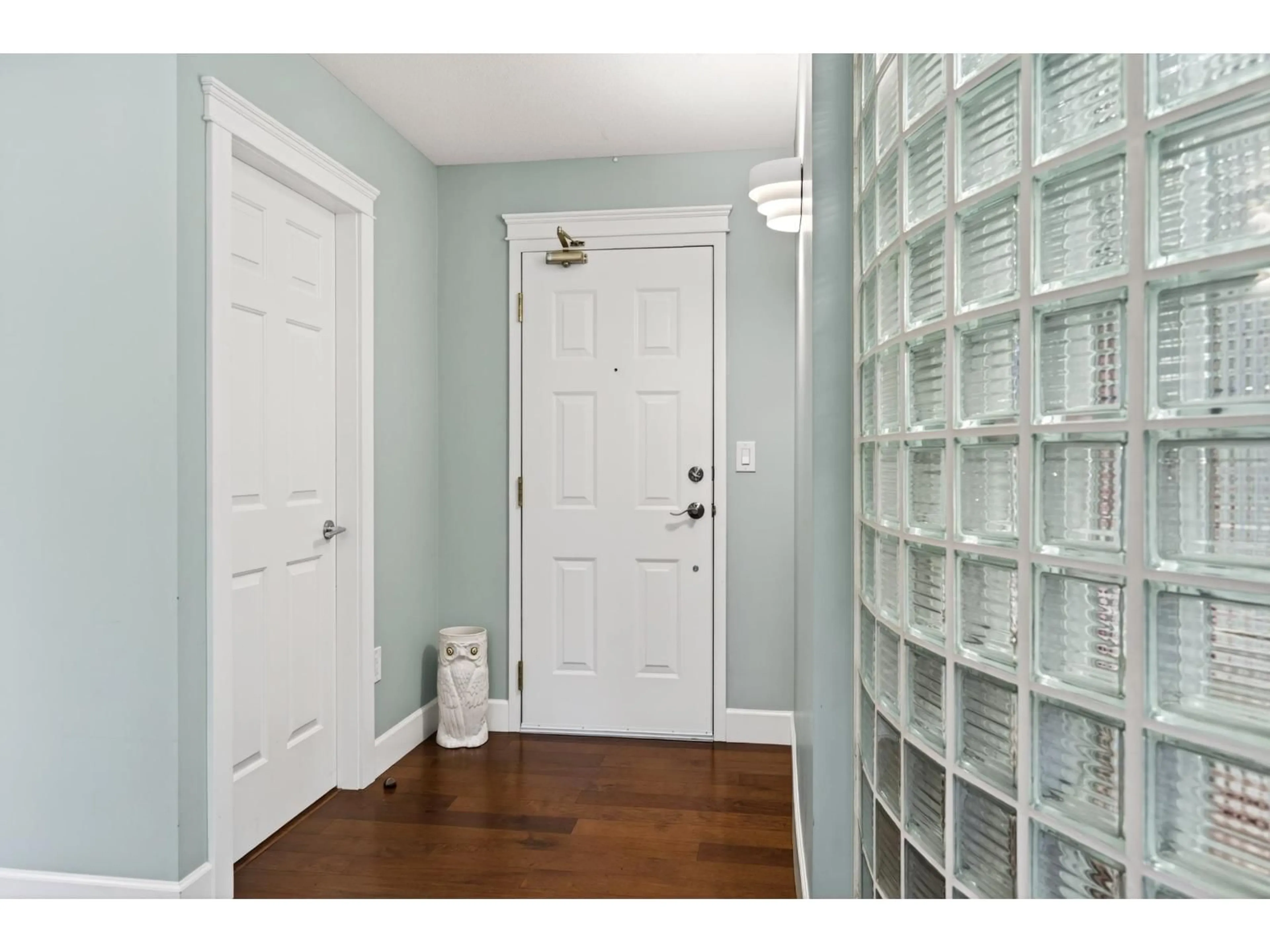 Indoor entryway for 202 - 15717 MARINE DRIVE, White Rock British Columbia V4B1E4