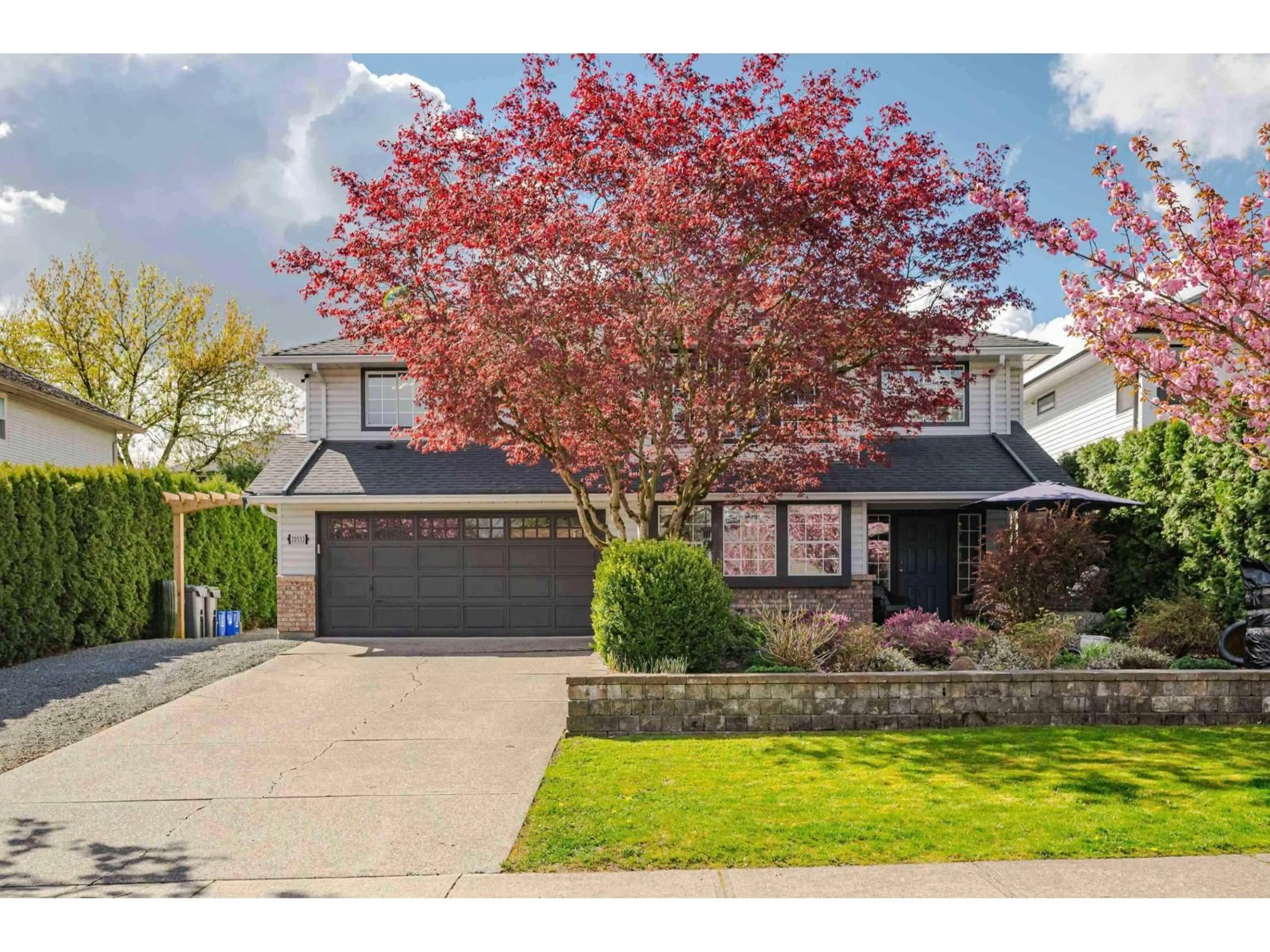 Home with vinyl exterior material, street for 20552 98 AVENUE, Langley British Columbia V1M2H6