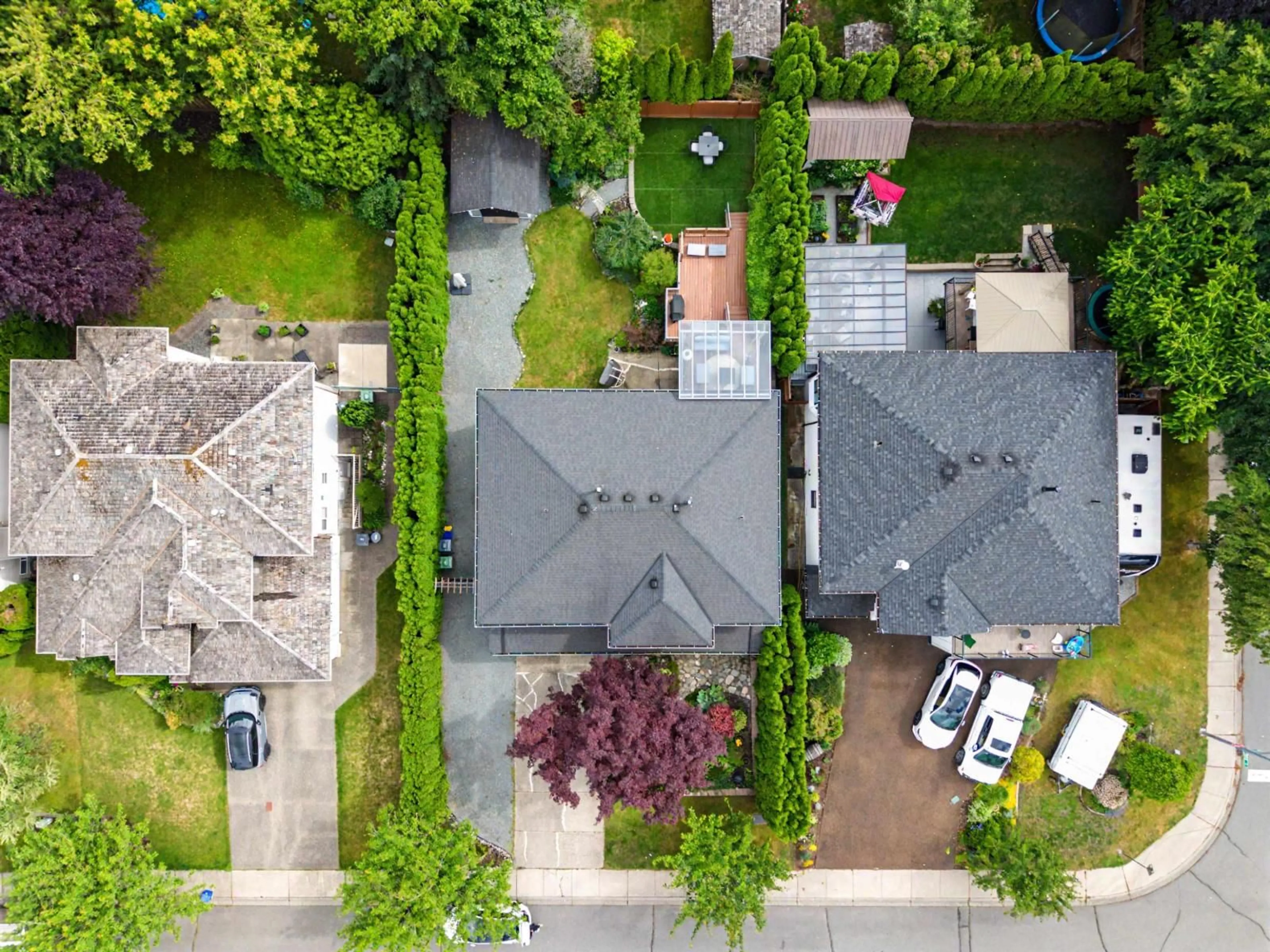 A pic from outside/outdoor area/front of a property/back of a property/a pic from drone, street for 20552 98 AVENUE, Langley British Columbia V1M2H6