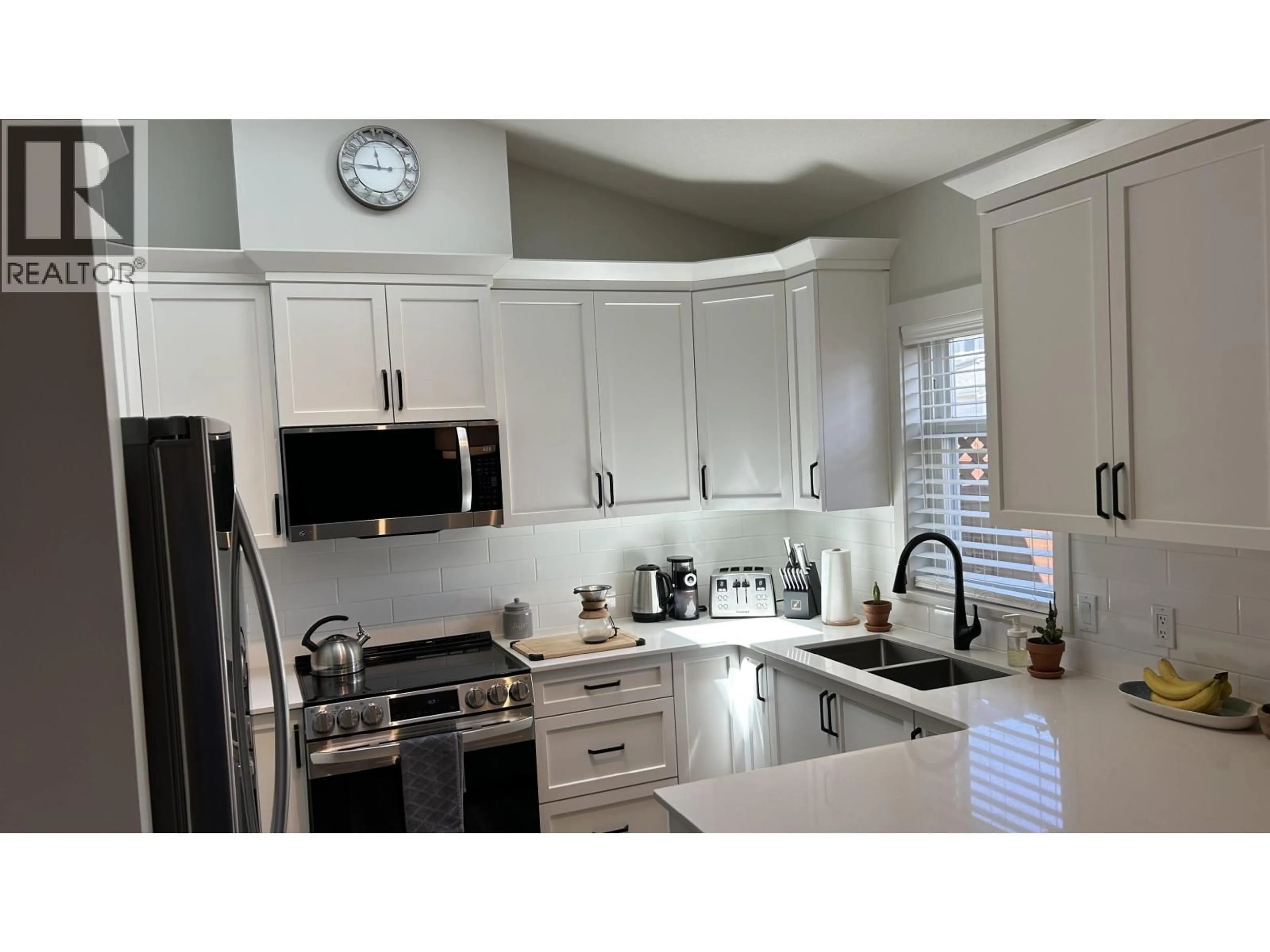 Open concept kitchen, ceramic/tile floor for 1821 WILLOW CRESCENT, Squamish British Columbia V8B0L9