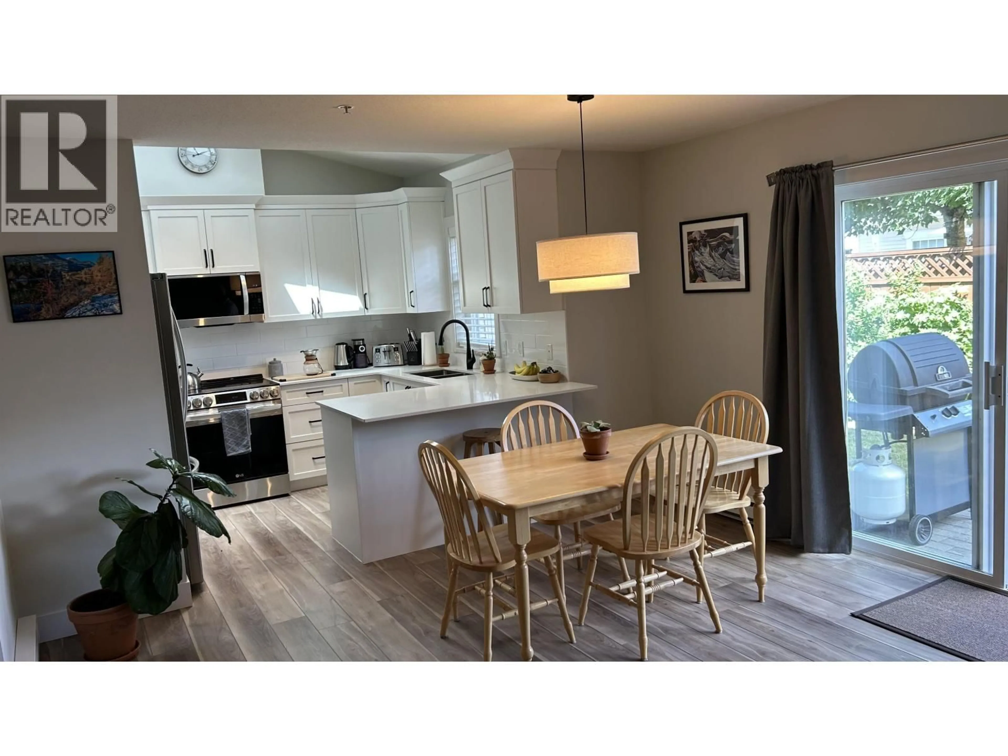 Open concept kitchen, wood/laminate floor for 1821 WILLOW CRESCENT, Squamish British Columbia V8B0L9