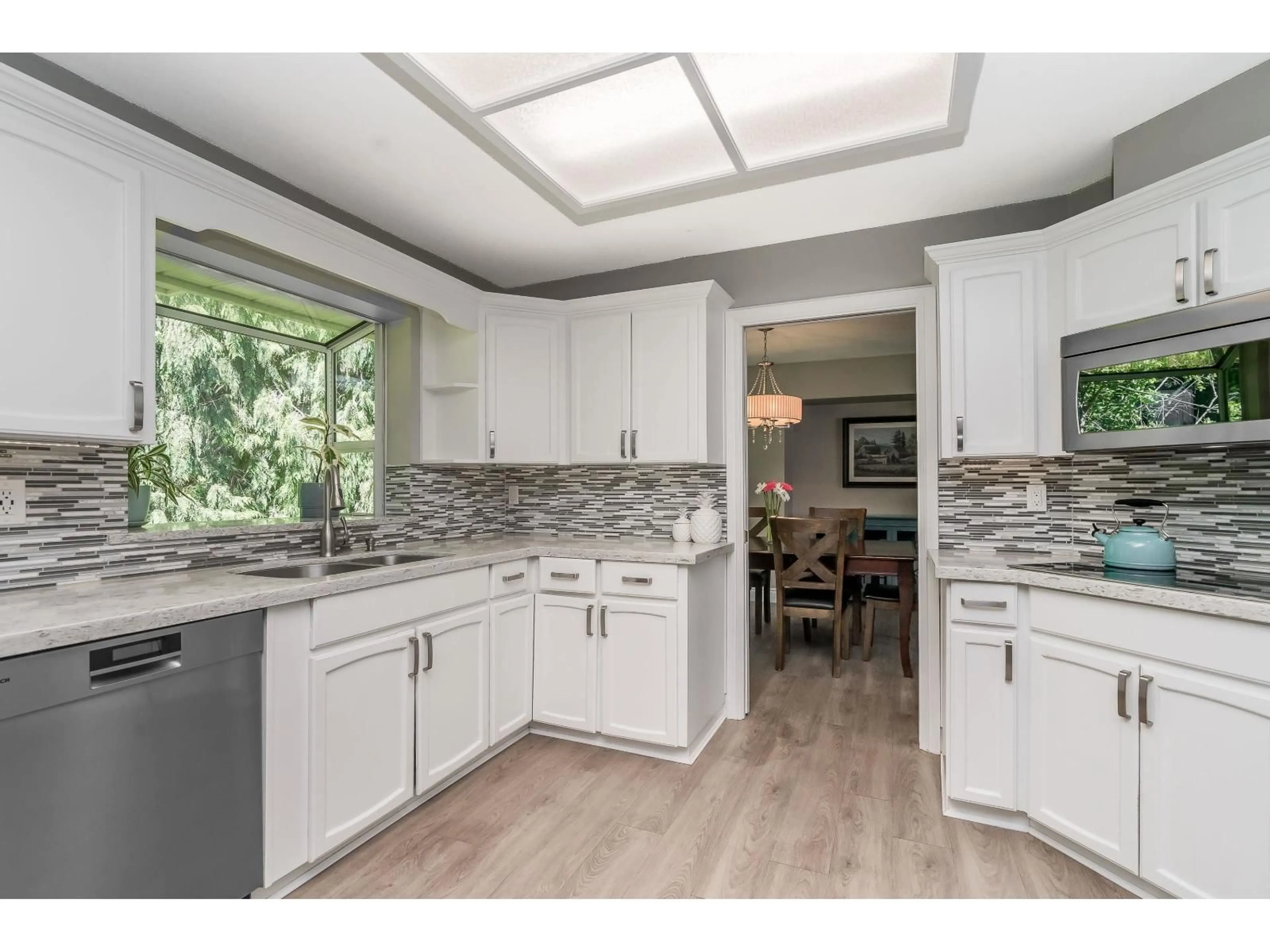 Open concept kitchen, ceramic/tile floor for 19766 43 AVENUE, Langley British Columbia V3A8G1