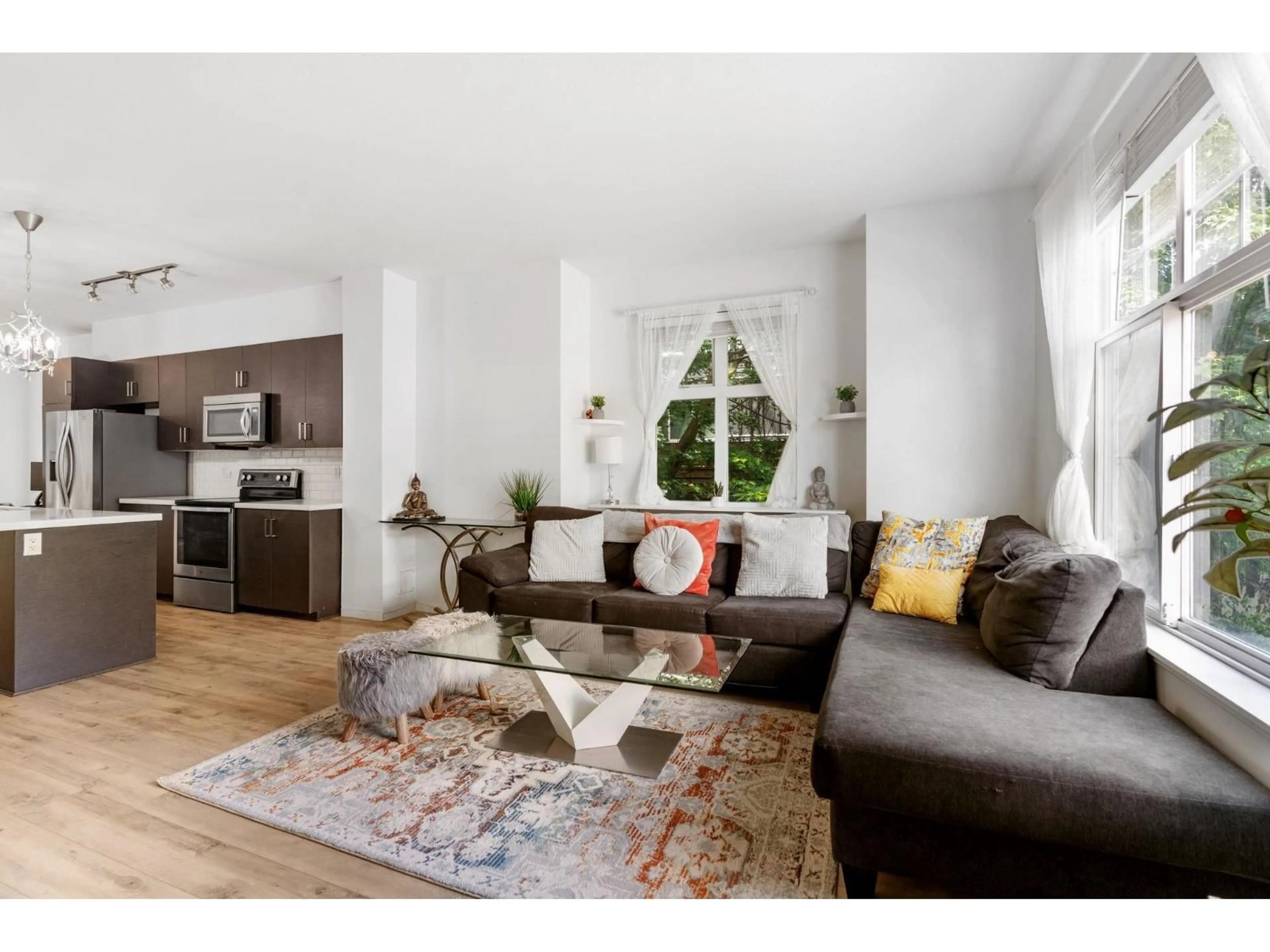 Living room with furniture, wood/laminate floor for 25 - 13886 62 AVENUE, Surrey British Columbia V3X0G2