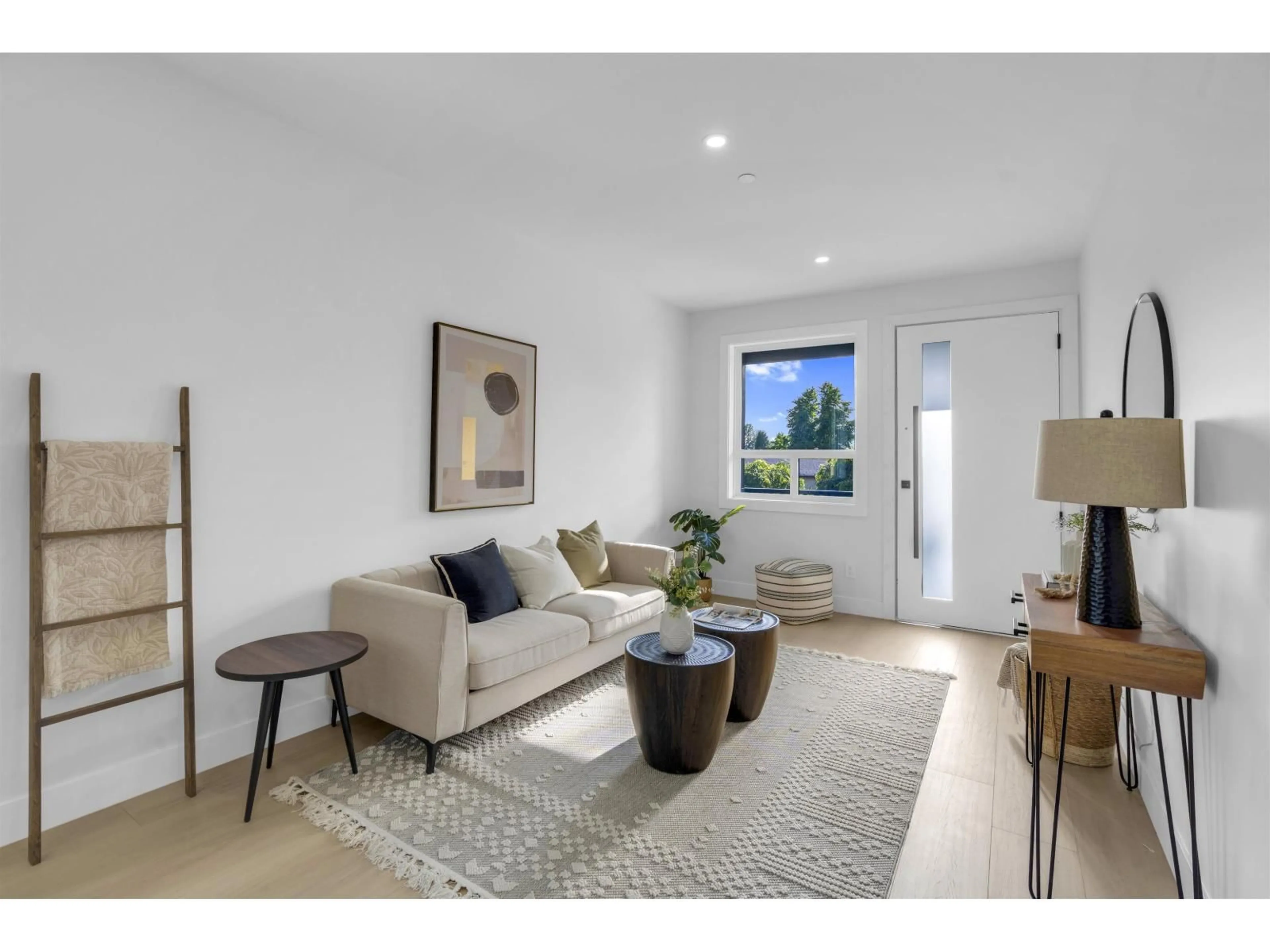 Living room with furniture, unknown for 7932 HERON STREET, Mission British Columbia V2V6A1