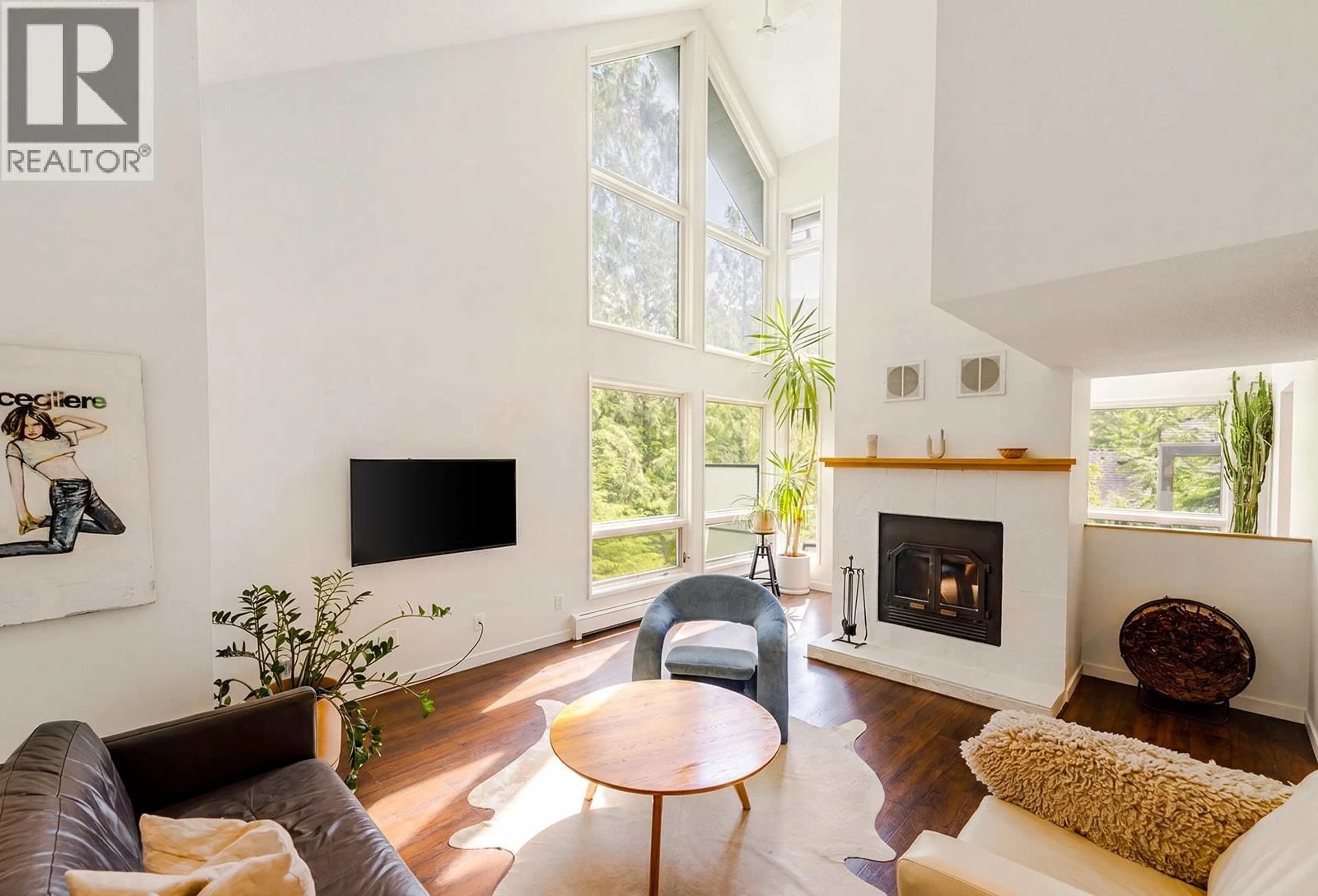 Living room with furniture, unknown for 1048 TOBERMORY WAY, Squamish British Columbia V0N1T0