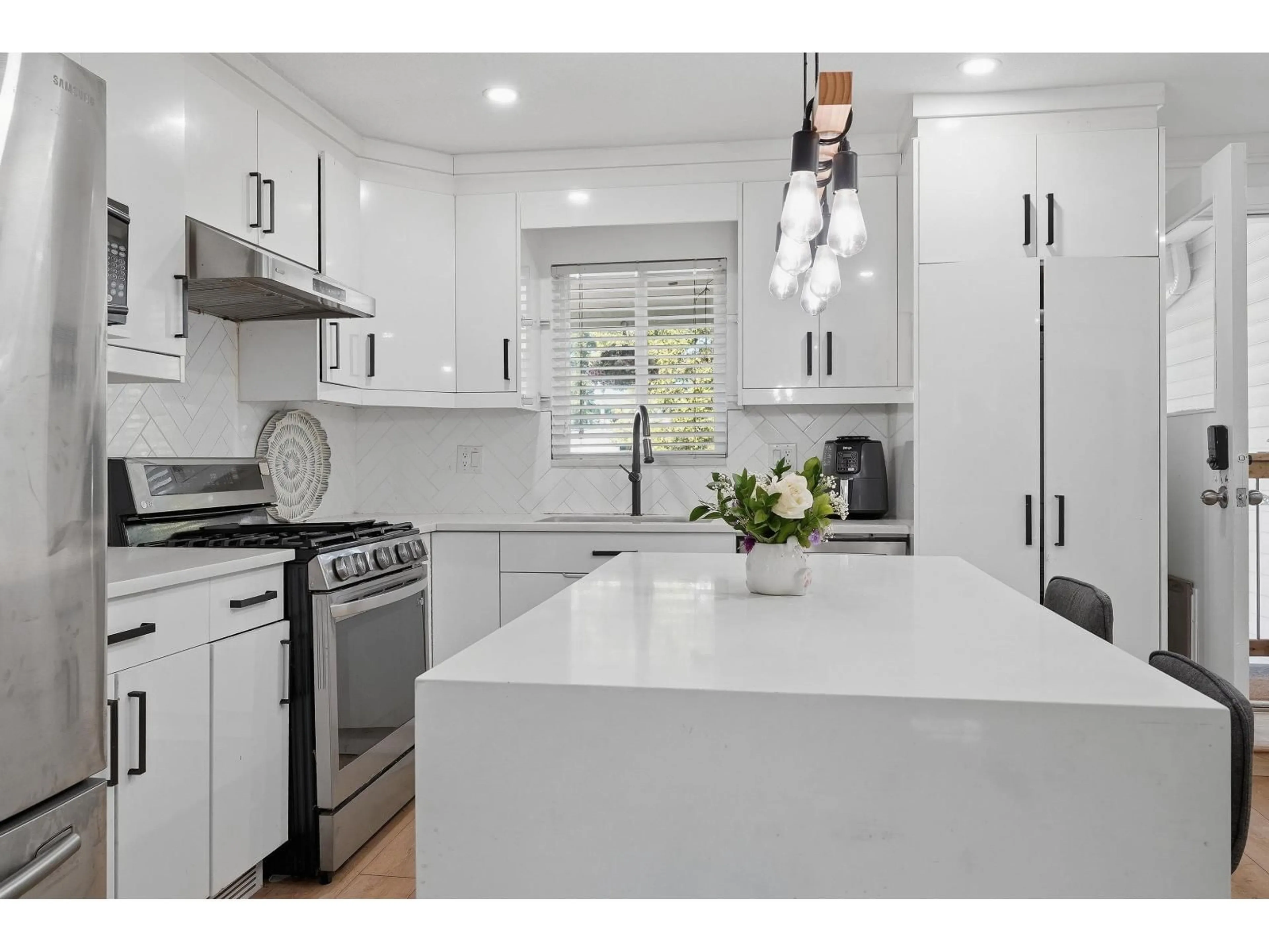 Open concept kitchen, ceramic/tile floor for 8581 152 STREET, Surrey British Columbia V3S3M9